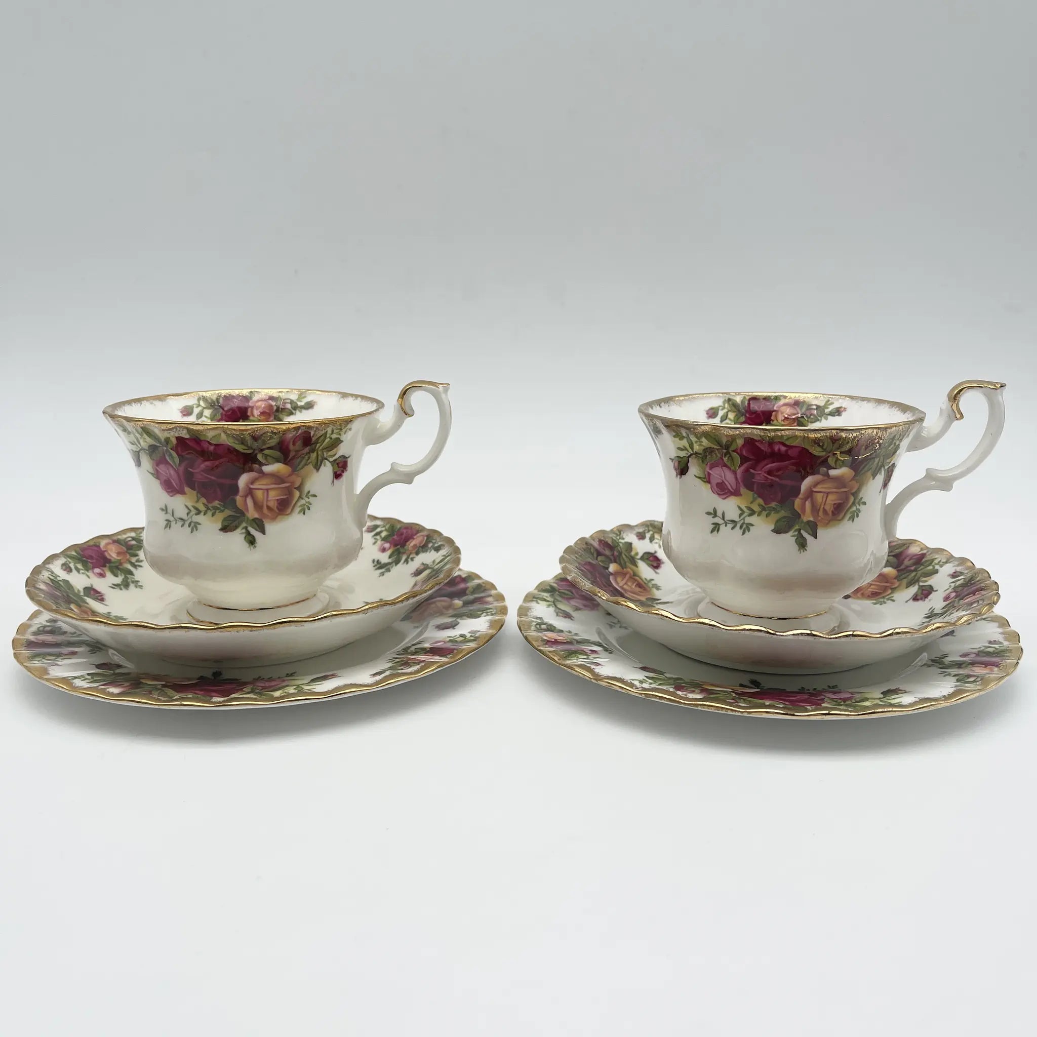 【复古】三重奏(杯子和碟子, 甜点盘)2p / Royal Albert / Old Country Roses / 1962-2002年/ Bone China /英国/ montros shapes, 植物艺术,金彩