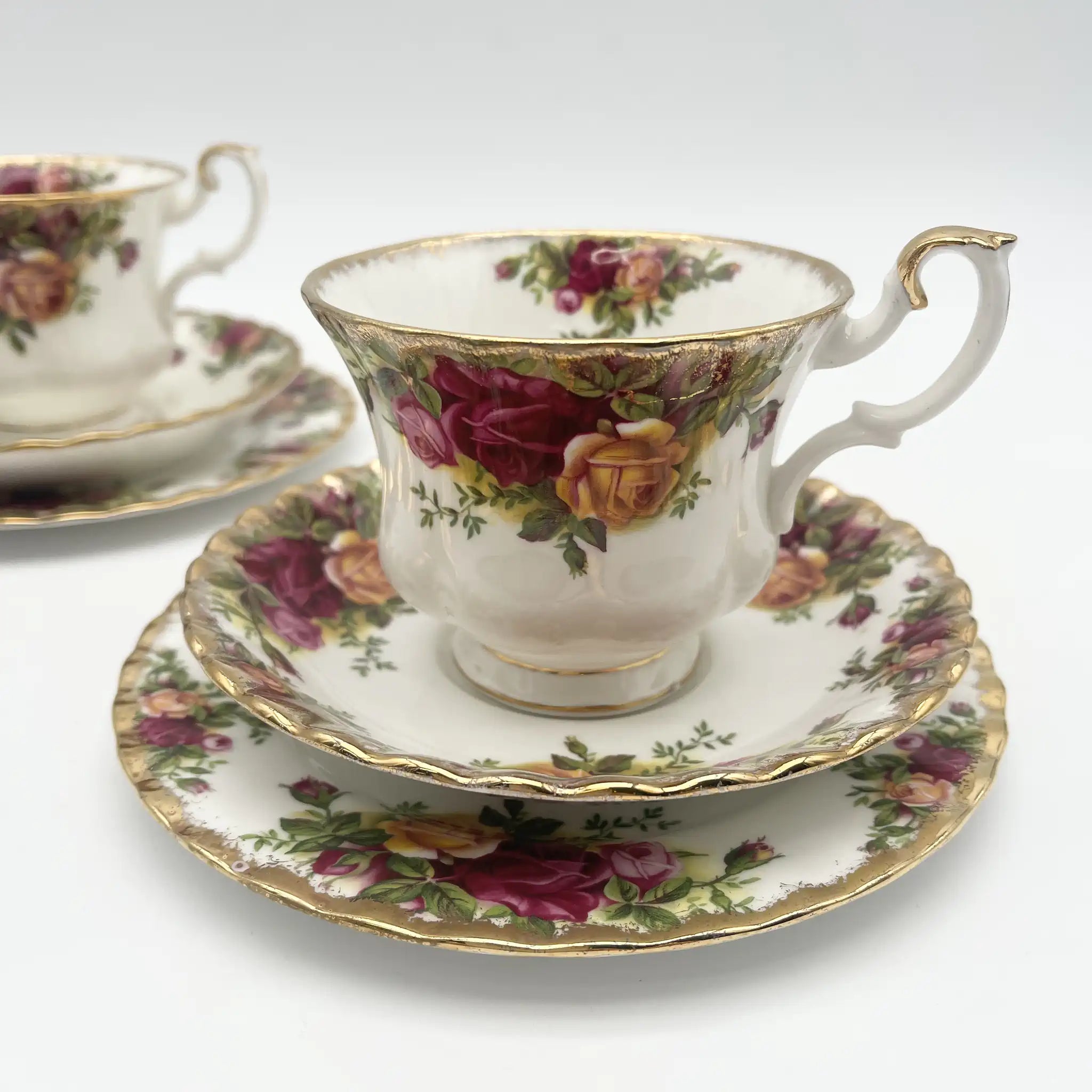 【复古】三重奏(杯子和碟子, 甜点盘)2p / Royal Albert / Old Country Roses / 1962-2002年/ Bone China /英国/ montros shapes, 植物艺术,金彩