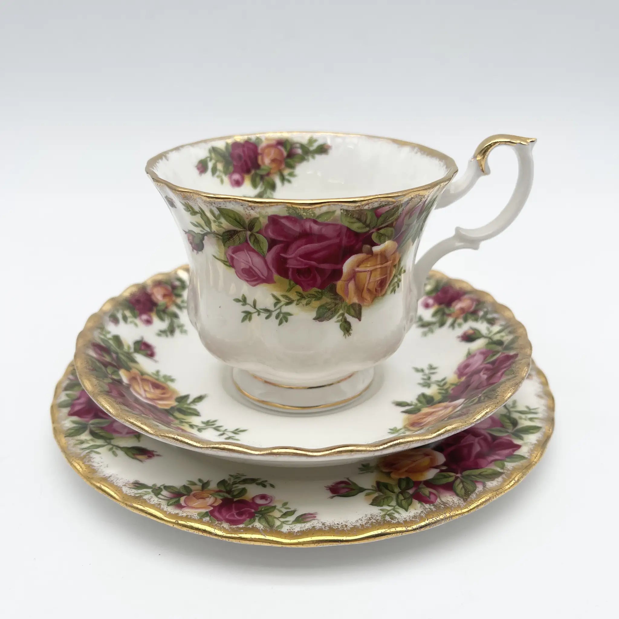 【复古】三重奏(杯子和碟子, / Royal Albert / Old Country Roses / 1962-1993年/ Bone China /英国/ montros shapes, 植物艺术,金彩