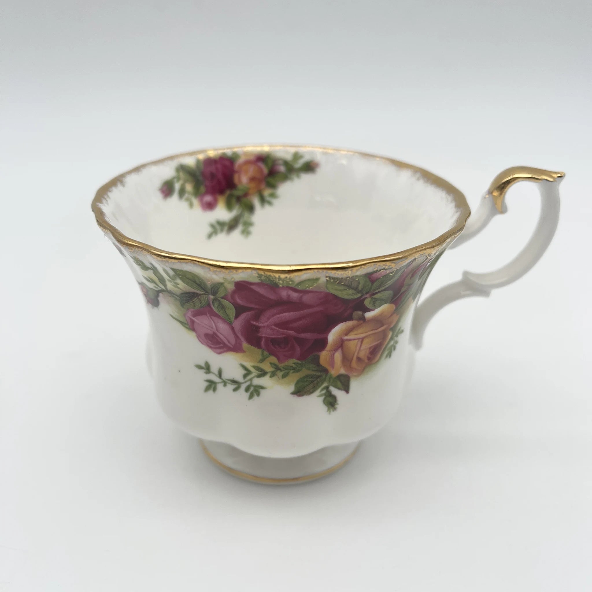 【复古】三重奏(杯子和碟子, / Royal Albert / Old Country Roses / 1962-1993年/ Bone China /英国/ montros shapes, 植物艺术,金彩