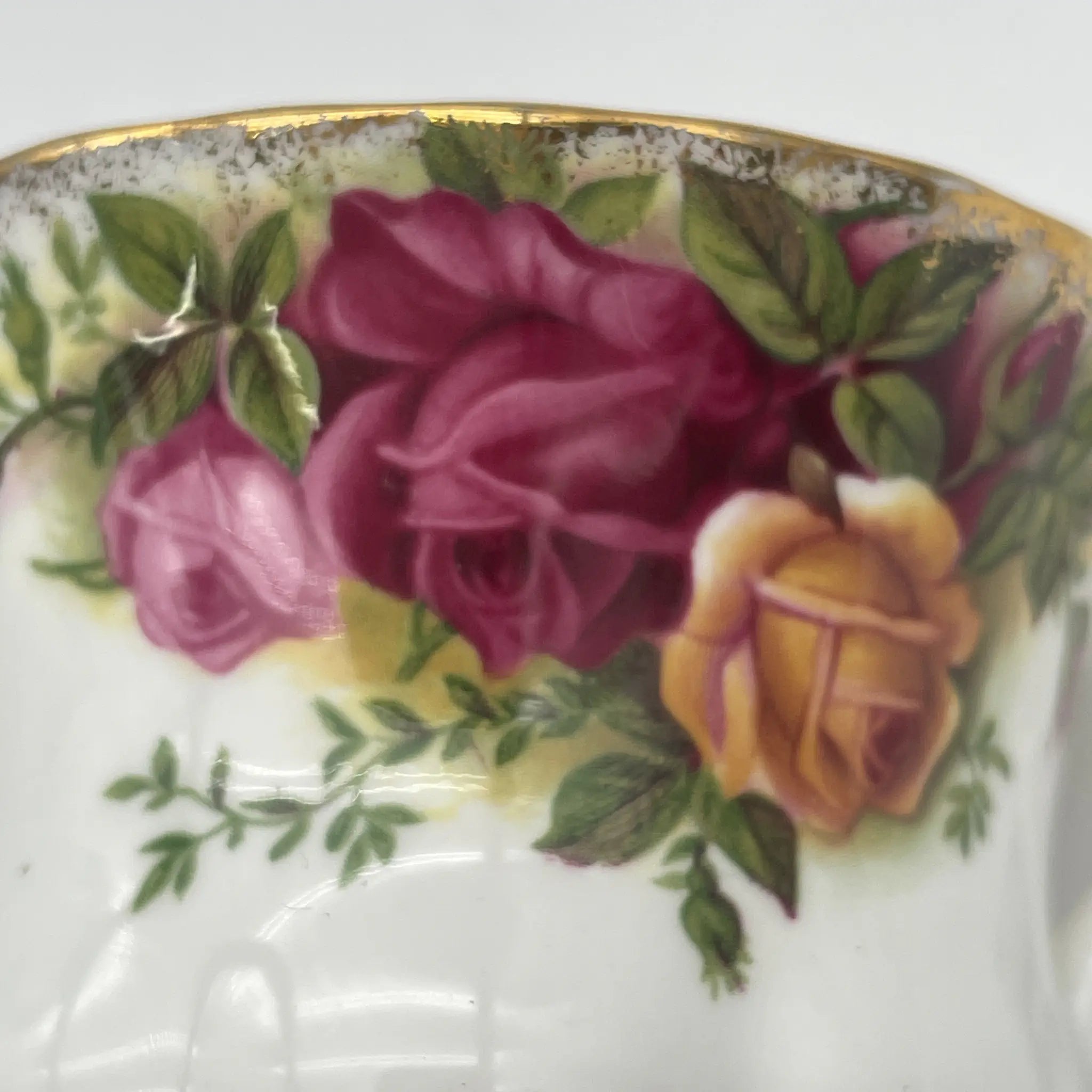 【复古】三重奏(杯子和碟子, / Royal Albert / Old Country Roses / 1962-1993年/ Bone China /英国/ montros shapes, 植物艺术,金彩