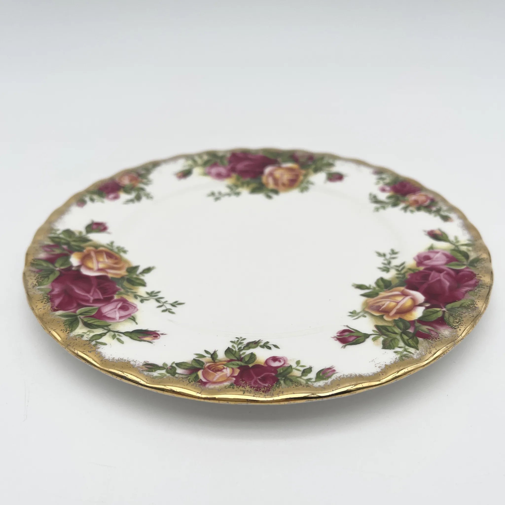 【ビンテージ】 デザートプレート (中皿) / ROYAL ALBERT (ロイヤルアルバート) / Old Country Roses / 1962-2002年 / Bone China / イギリス / スカラップド・エッジ, ボタニカルアート, 金彩