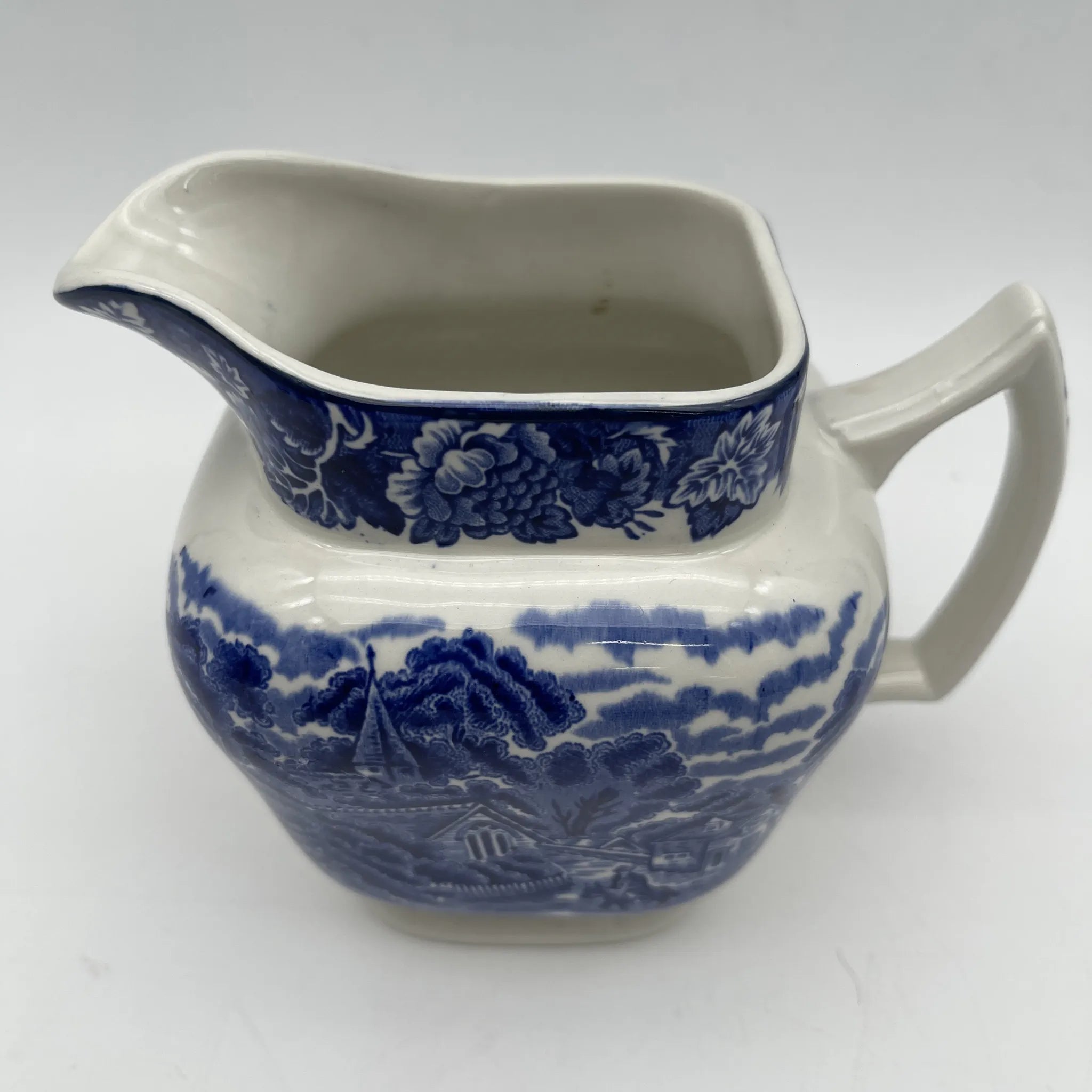 【アンティーク】 クリーマー (ミルクピッチャー) / Wood&Sons (ウッド&サンズ) / English Scenery / 1920-1940年代 (推定) / アイアンストーン / イギリス / ブルー&ホワイト, 銅版転写, 英国田園風景