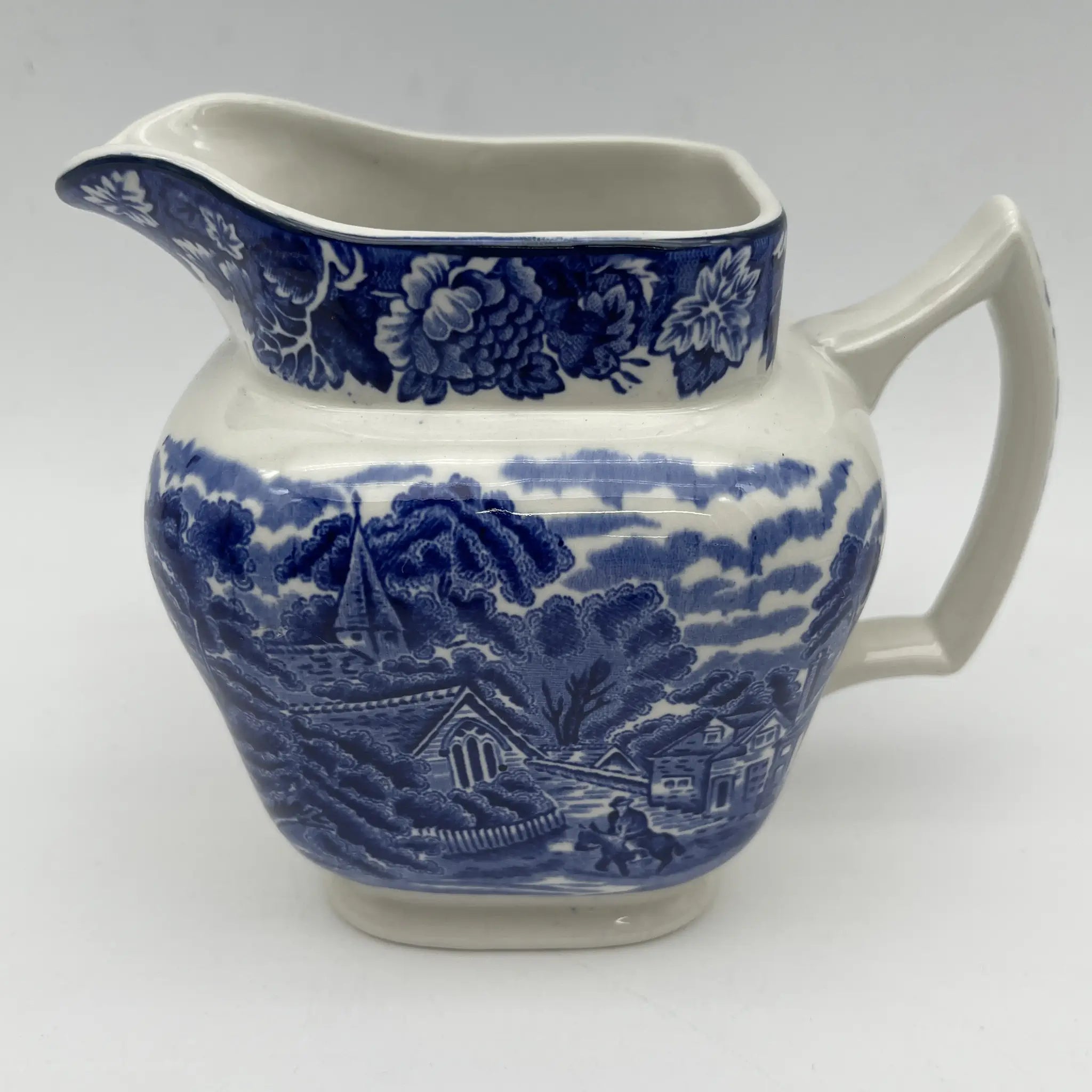 【アンティーク】 クリーマー (ミルクピッチャー) / Wood&Sons (ウッド&サンズ) / English Scenery / 1920-1940年代 (推定) / アイアンストーン / イギリス / ブルー&ホワイト, 銅版転写, 英国田園風景