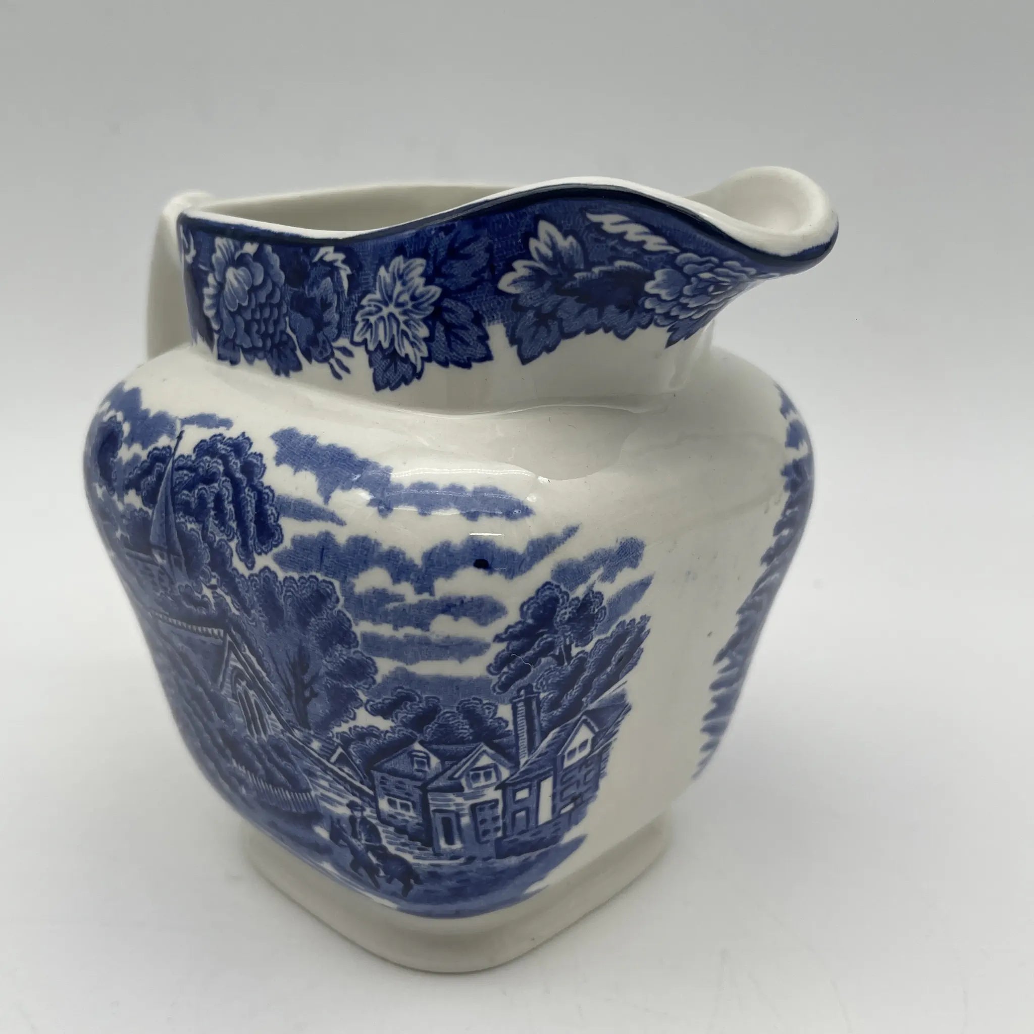 【アンティーク】 クリーマー (ミルクピッチャー) / Wood&Sons (ウッド&サンズ) / English Scenery / 1920-1940年代 (推定) / アイアンストーン / イギリス / ブルー&ホワイト, 銅版転写, 英国田園風景