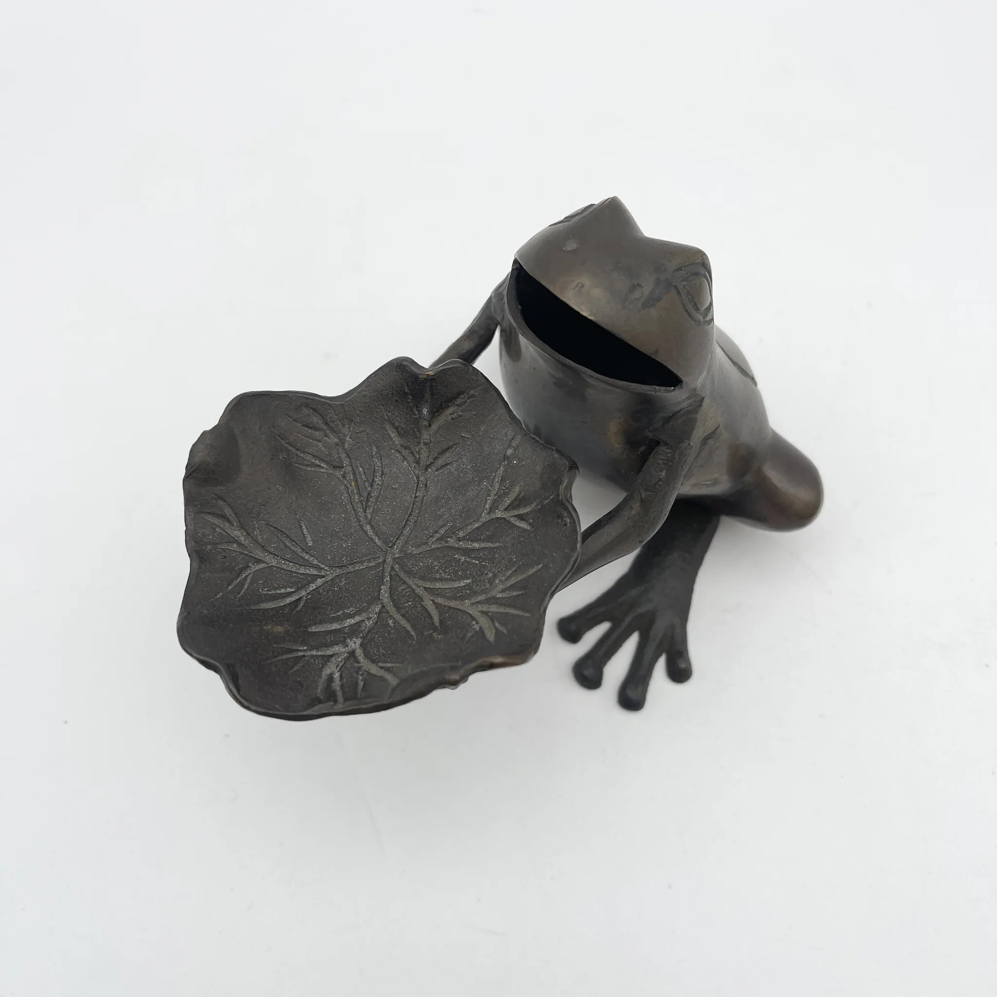 【复古】雕塑(摆件)/拿着荷叶的青蛙/青铜/日本
