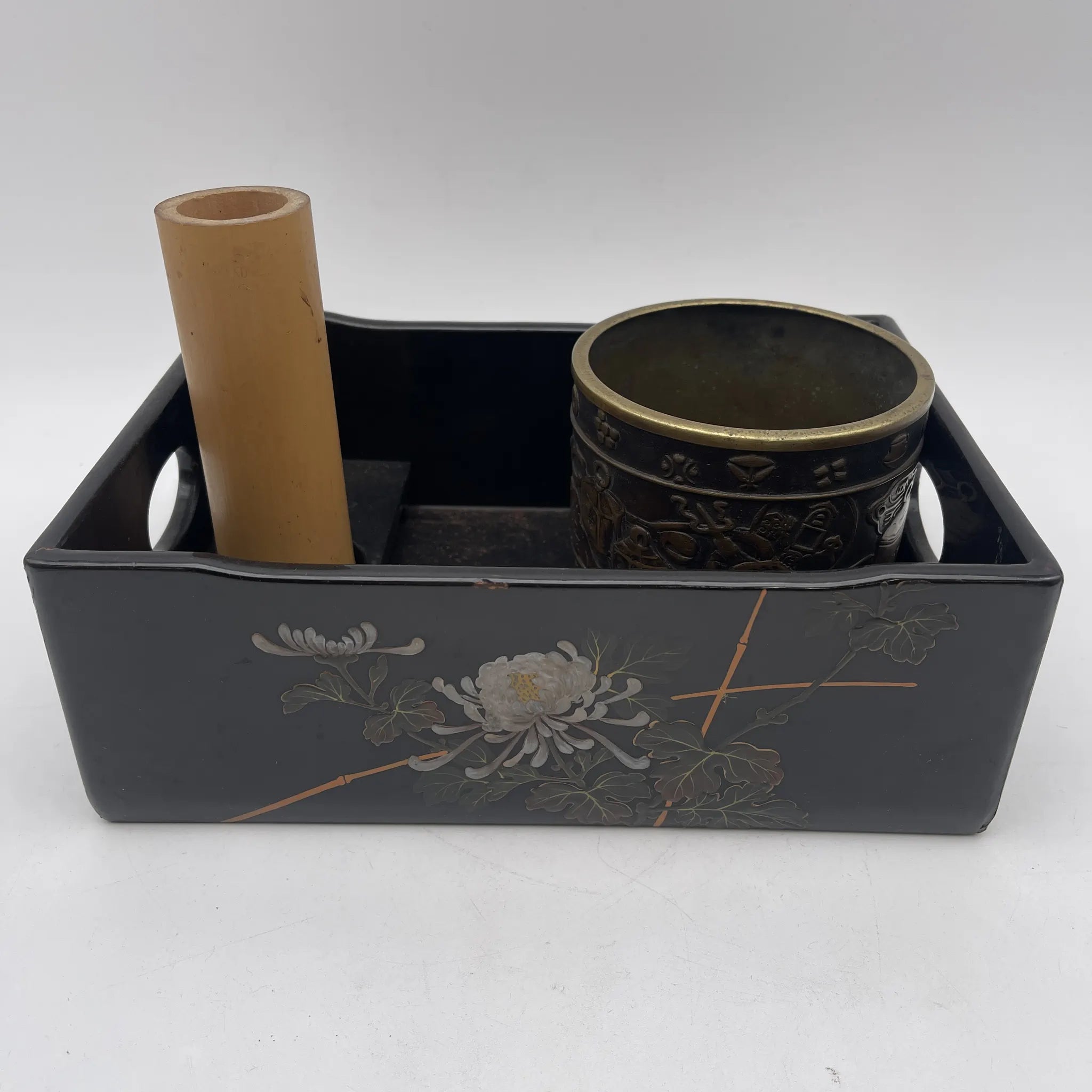 【骨董品】 煙草盆セット (火入れ・灰吹き・盆) / 明治-昭和初期 (推定) / 漆器 / 日本 / 菊蒔絵