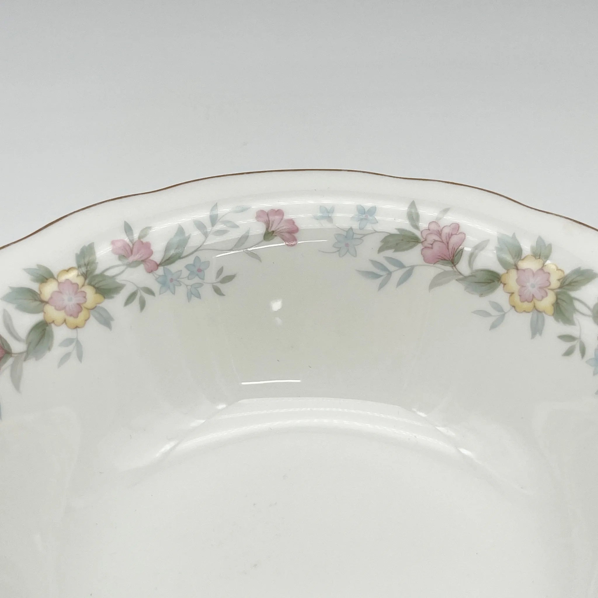 【复古】谷物碗(中碗)/ Mayfair(梅fair) / 1950-1980年代(推测)/ Fine Bone China /英国/小花图案,柔和色调, 金彩