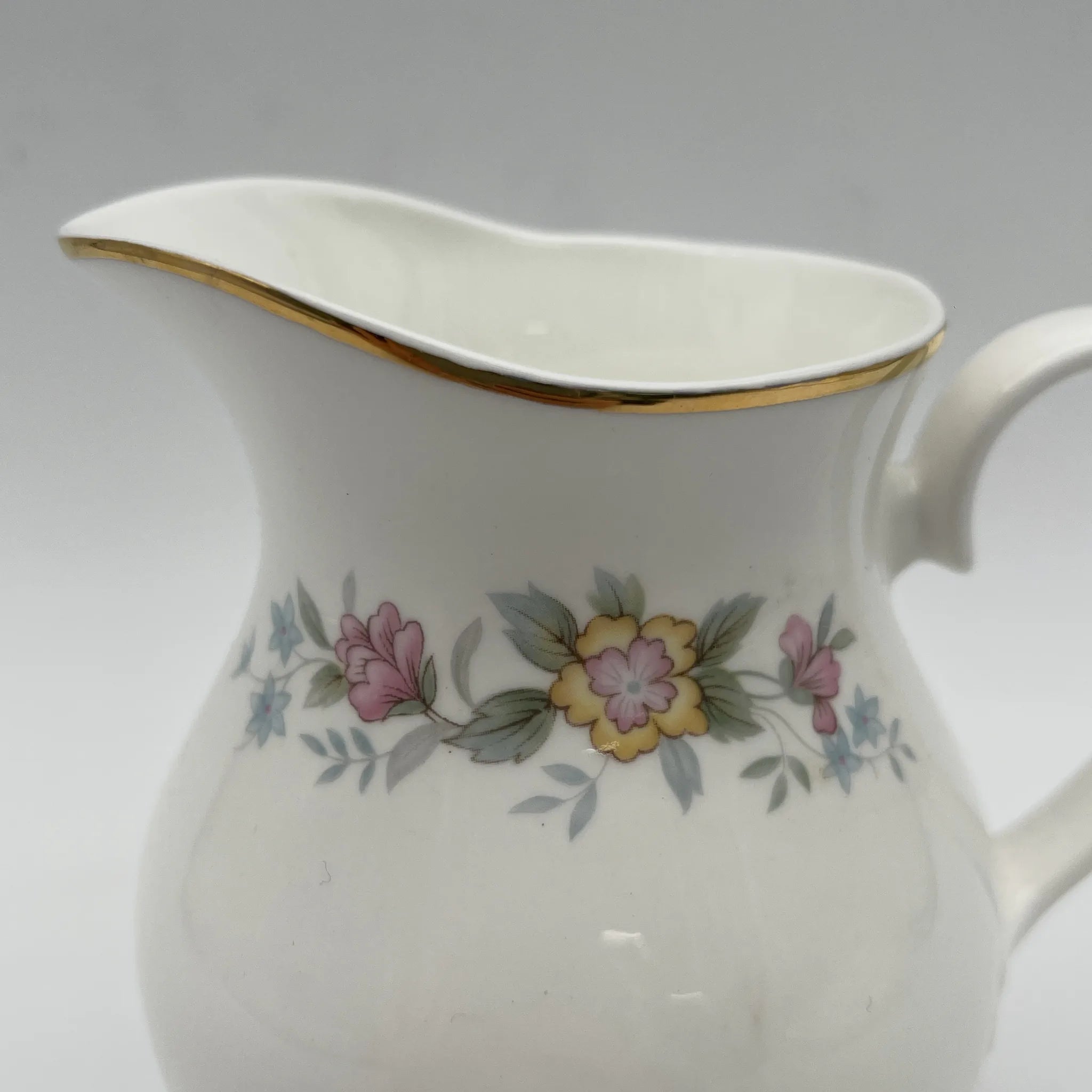 【复古】牛奶瓶/ Mayfair / 1950-1980年代(推测)/ Fine Bone China /英国/小花花样, 柔和色调,金彩