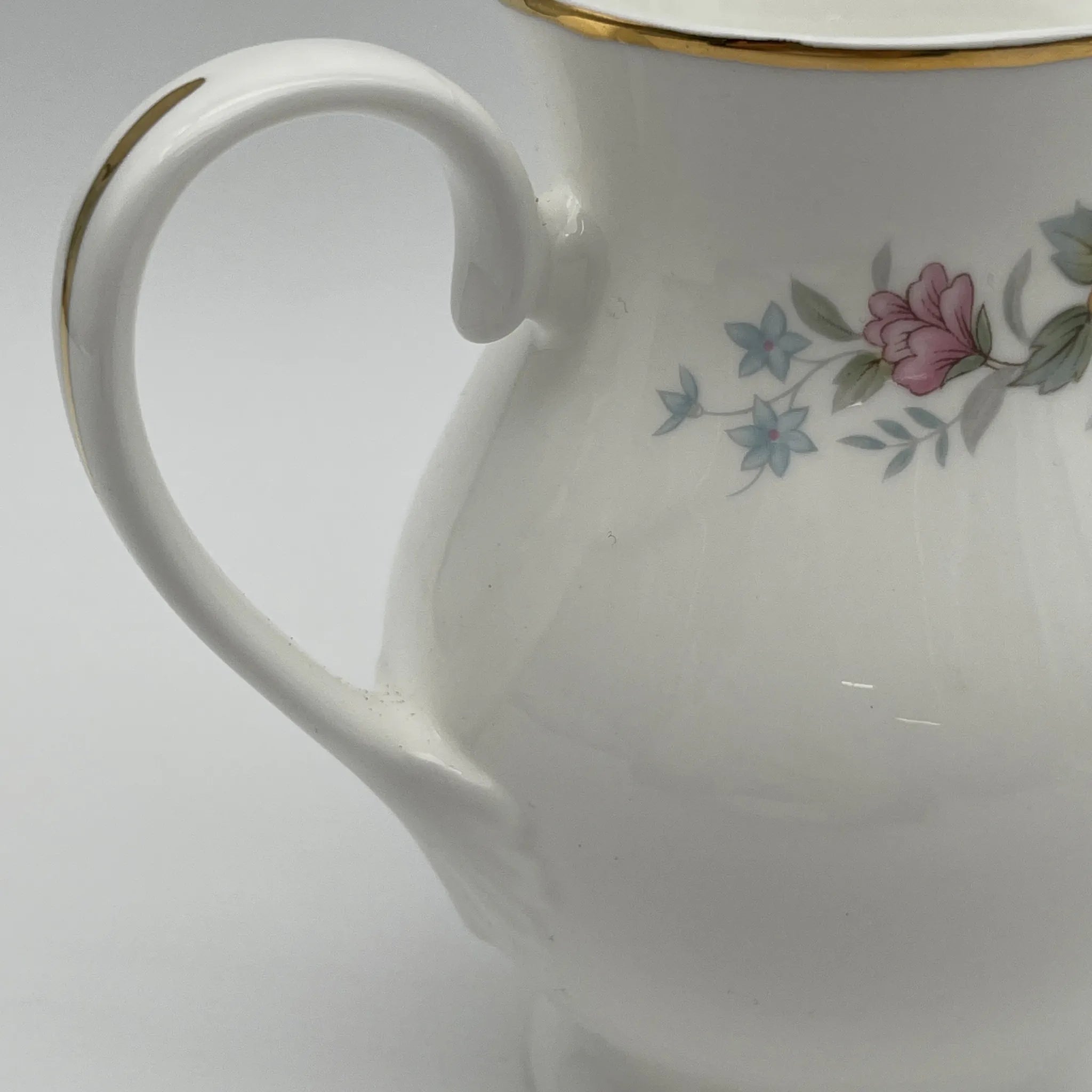 【复古】牛奶瓶/ Mayfair / 1950-1980年代(推测)/ Fine Bone China /英国/小花花样, 柔和色调,金彩