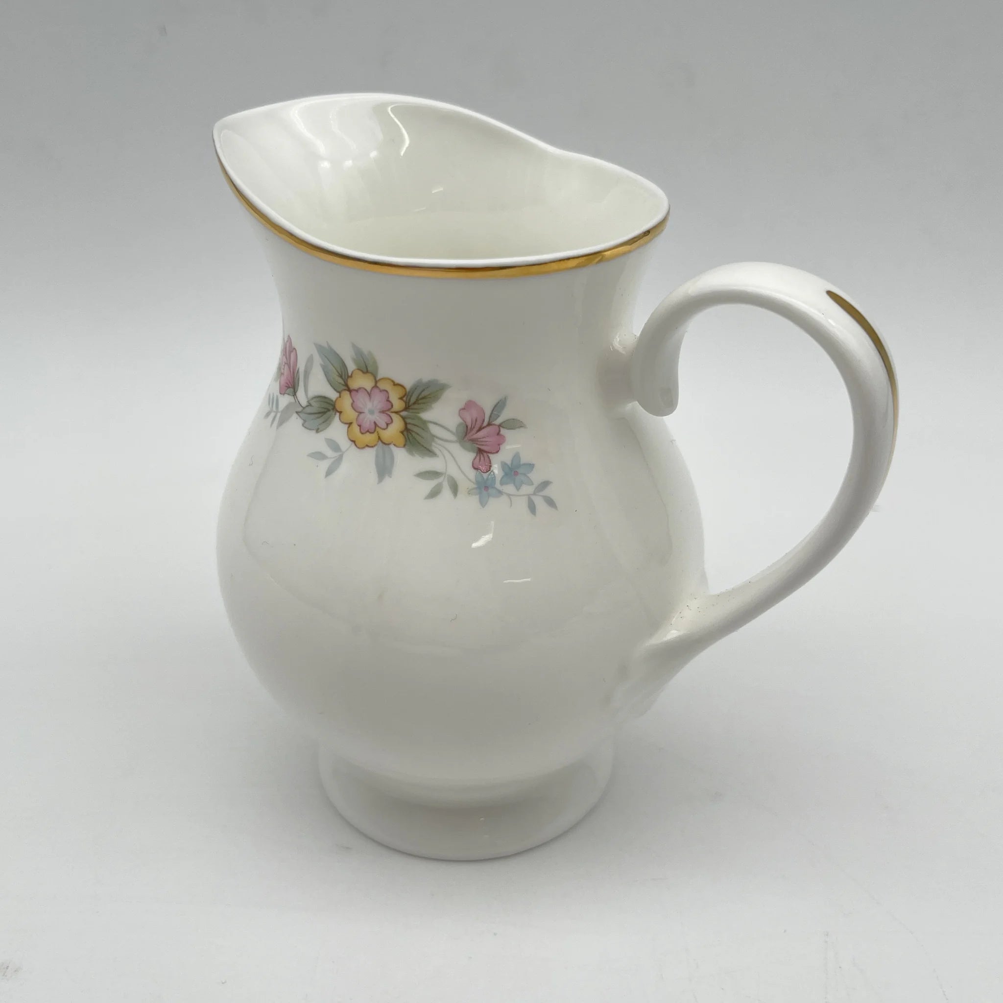 【复古】牛奶瓶/ Mayfair / 1950-1980年代(推测)/ Fine Bone China /英国/小花花样, 柔和色调,金彩