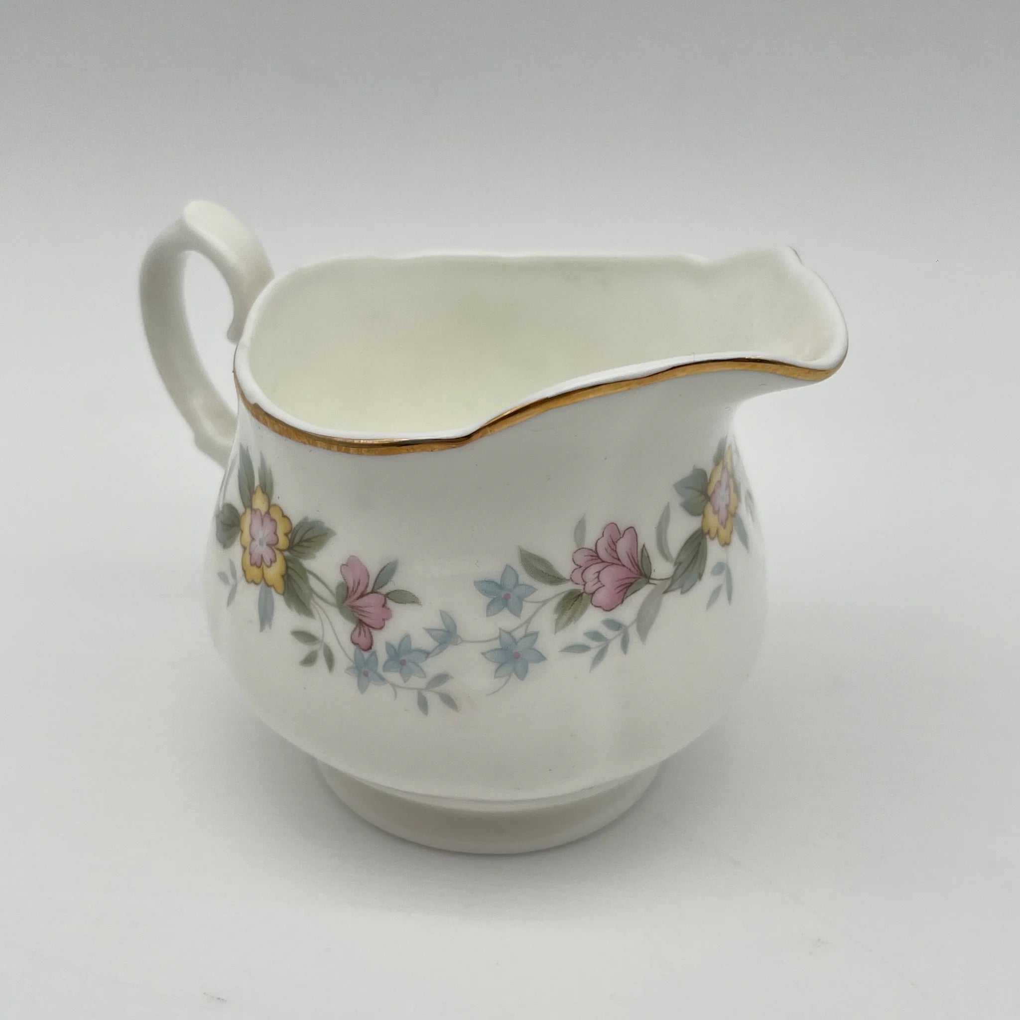 【复古】牛奶瓶/ Mayfair / 1950-1980年代(推测)/ Fine Bone China /英国/小花花样, 柔和色调,金彩