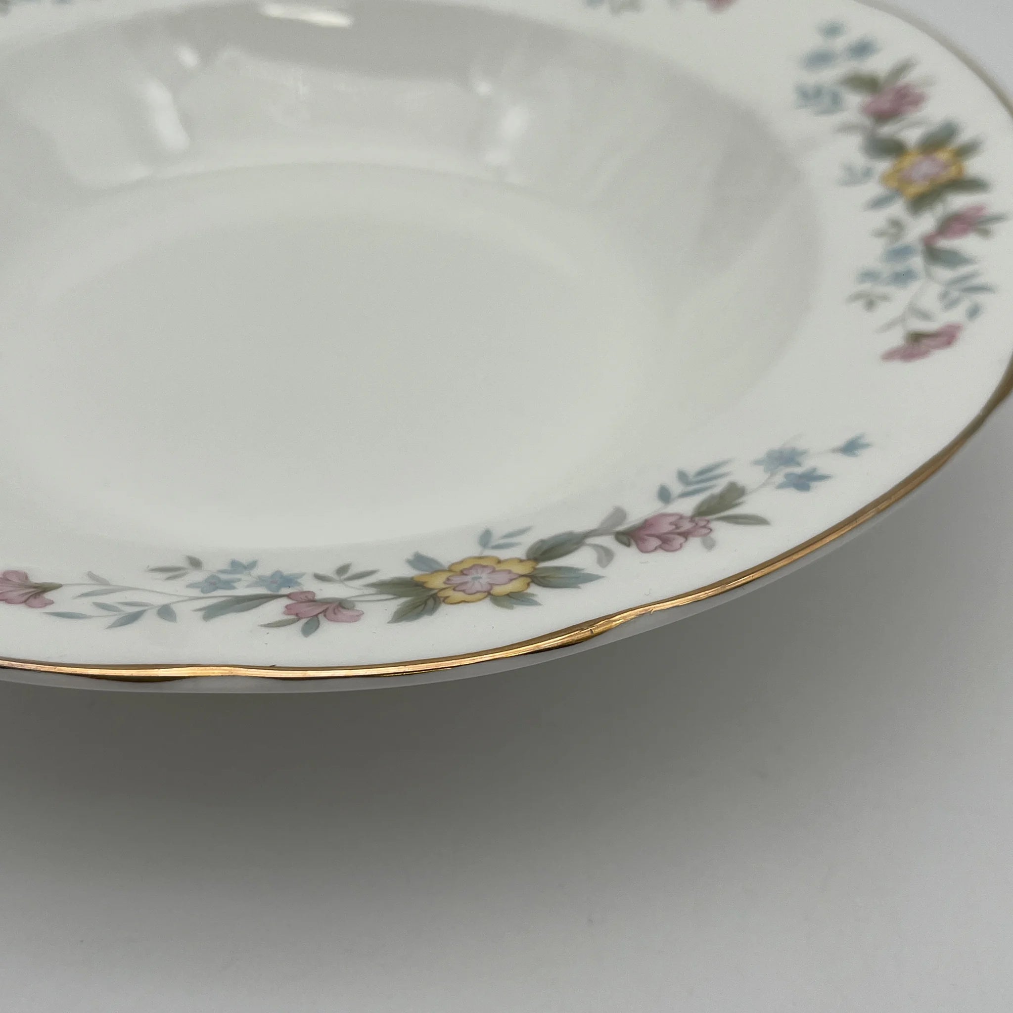 【复古】汤盘(深盘)/ Mayfair (Mayfair) / 1950-1980年代(推测)/ Fine Bone China /英国/小花图案,柔和色调, 金彩