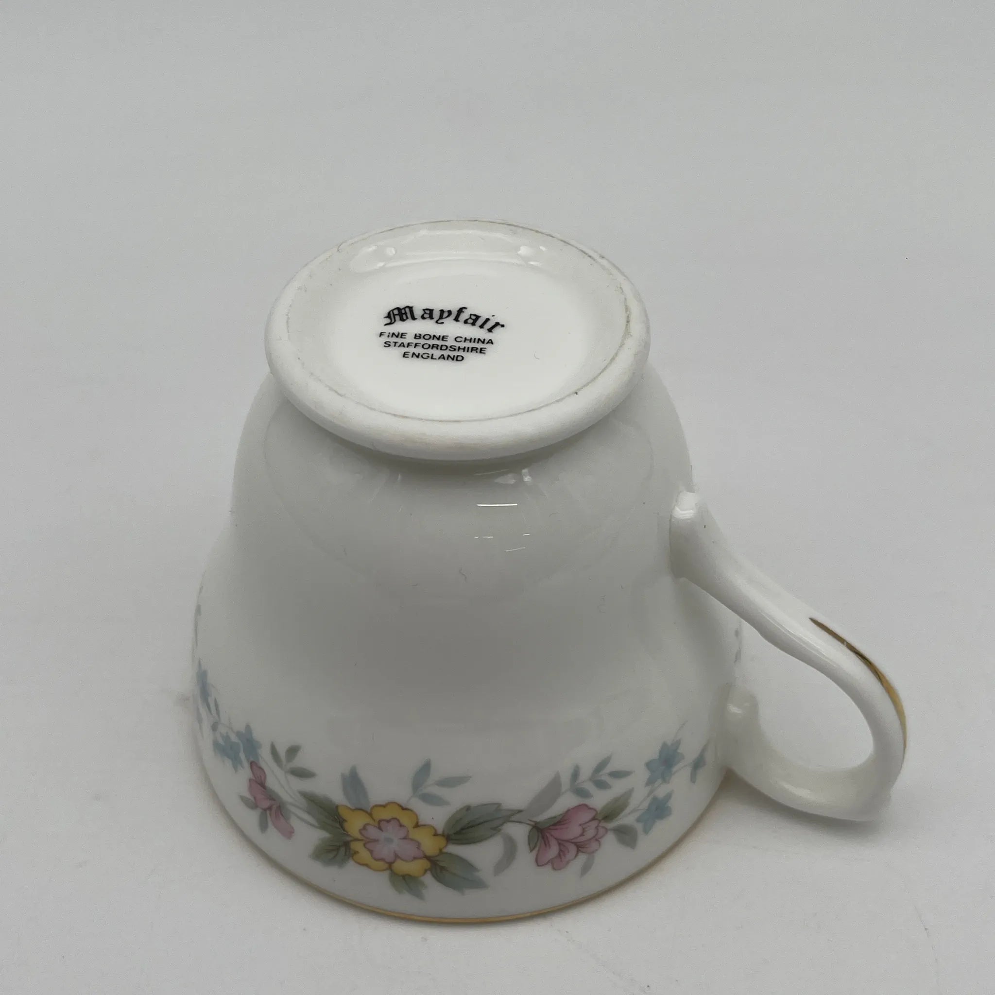 【复古】杯&碟子2p / Mayfair (Mayfair) / 1950-1980年代(推定)/ Fine Bone China /英国/小花图案,柔和色调,金彩