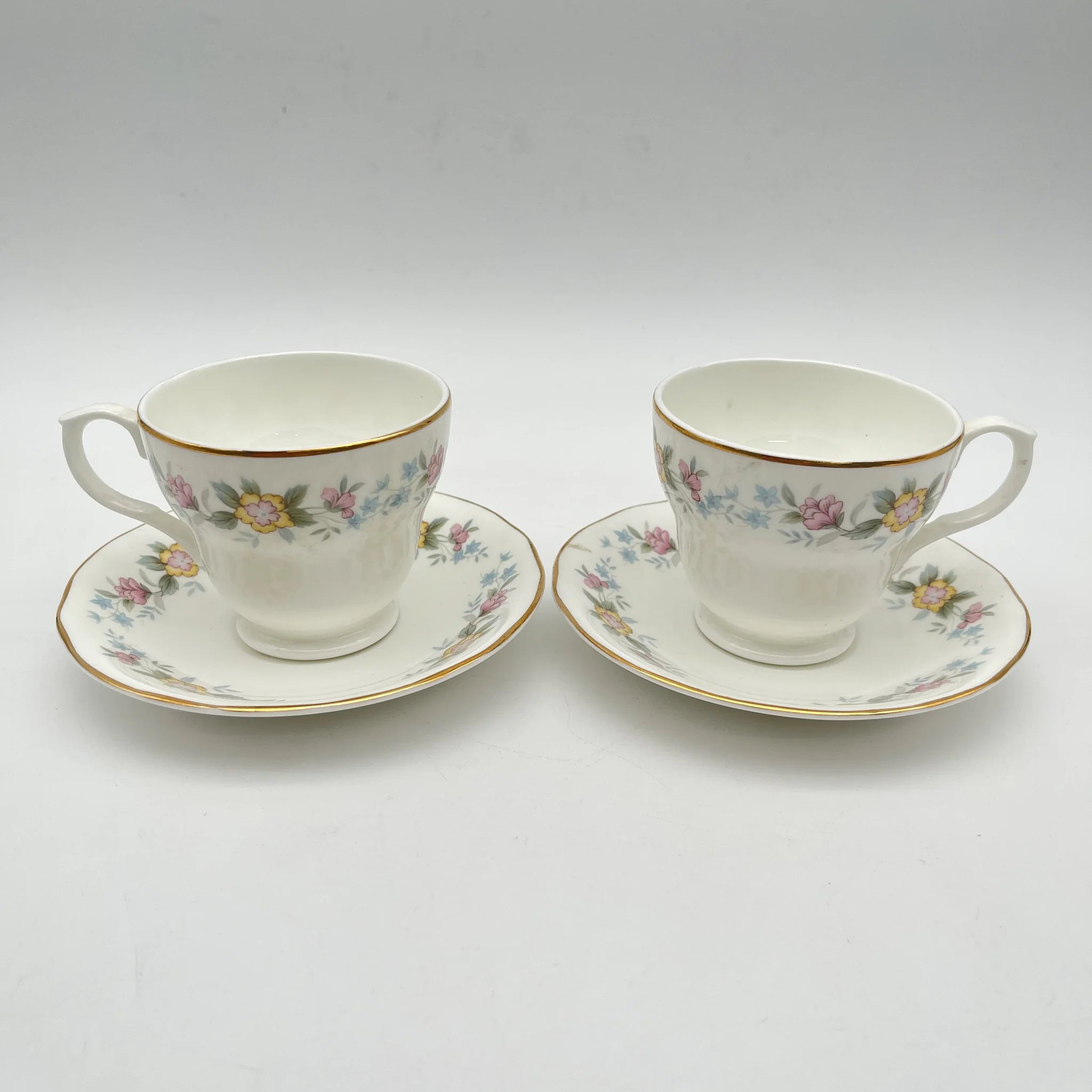 【复古】杯&碟子2p / Mayfair (Mayfair) / 1950-1980年代(推定)/ Fine Bone China /英国/小花图案,柔和色调,金彩