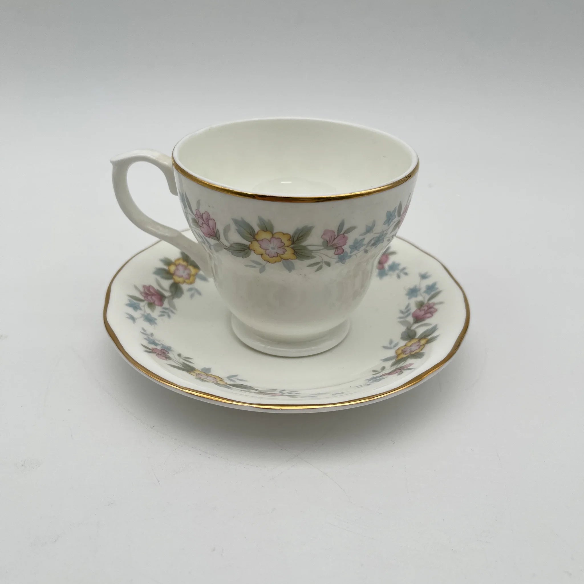 【复古】杯&碟子2p / Mayfair (Mayfair) / 1950-1980年代(推定)/ Fine Bone China /英国/小花图案,柔和色调,金彩