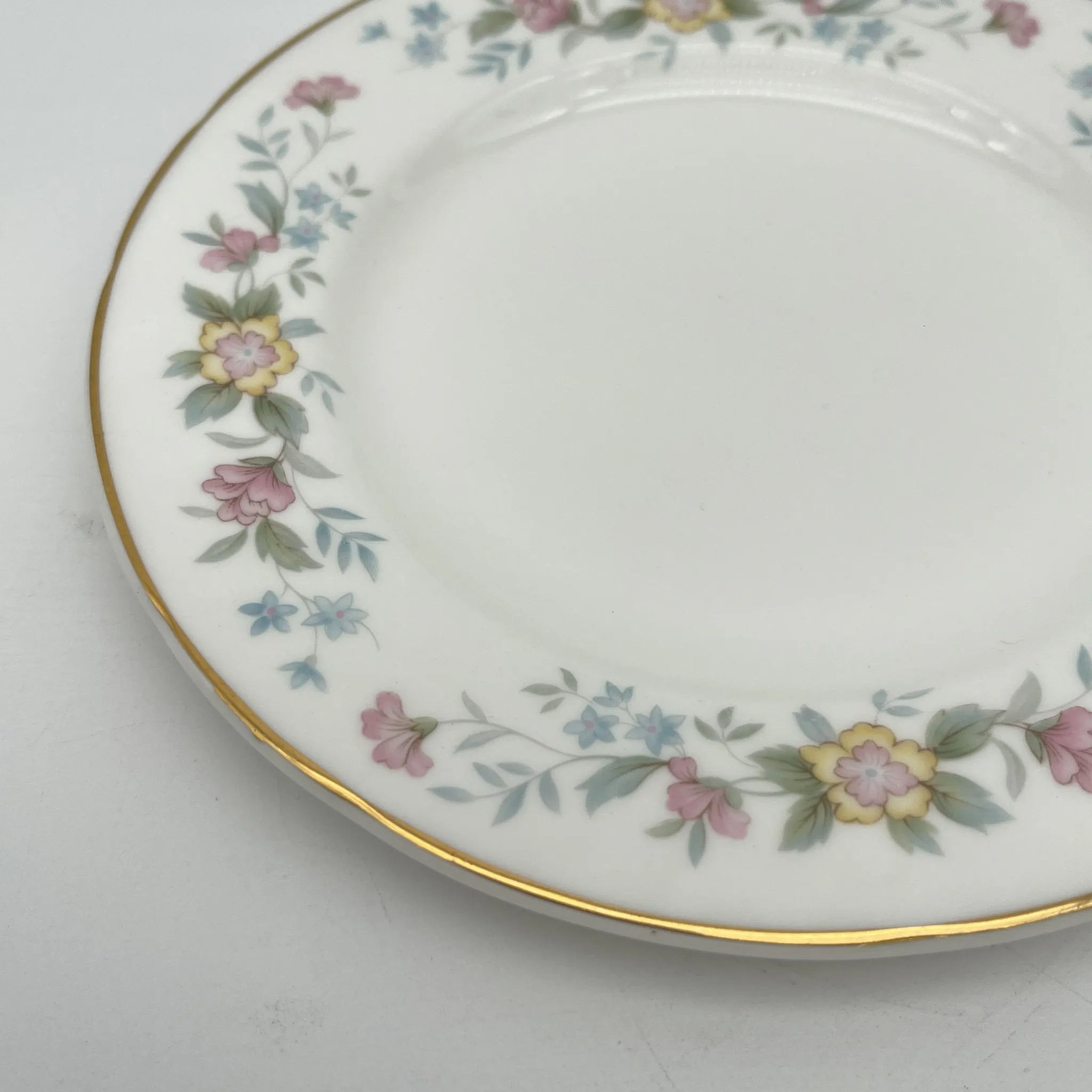 【复古】甜点盘(中盘)/ Mayfair (Mayfair) / 1950-1980年代(推测)/ Fine Bone China /英国/小花花样, 柔和色调,金彩