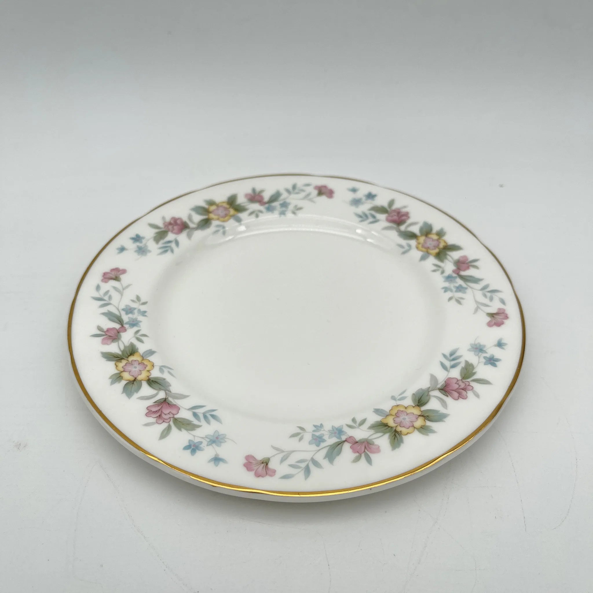 【复古】甜点盘(中盘)/ Mayfair (Mayfair) / 1950-1980年代(推测)/ Fine Bone China /英国/小花花样, 柔和色调,金彩