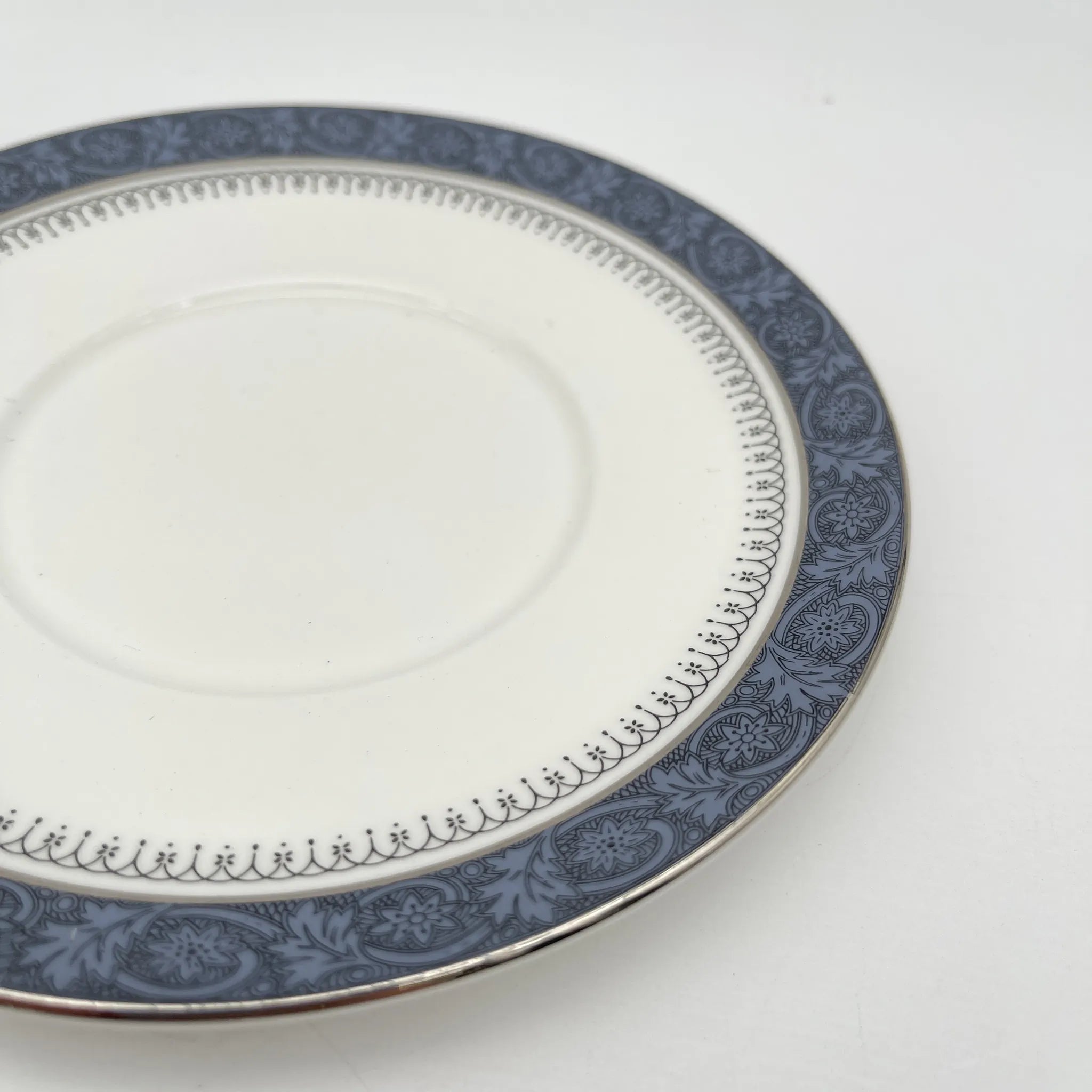 【复古】甜点盘(中盘)/ Royal Doulton(皇家道尔顿)/ Sherbrooke / 1970-1990年代/ Fine Bone China /英国 /银彩,阿坎萨斯,花纲