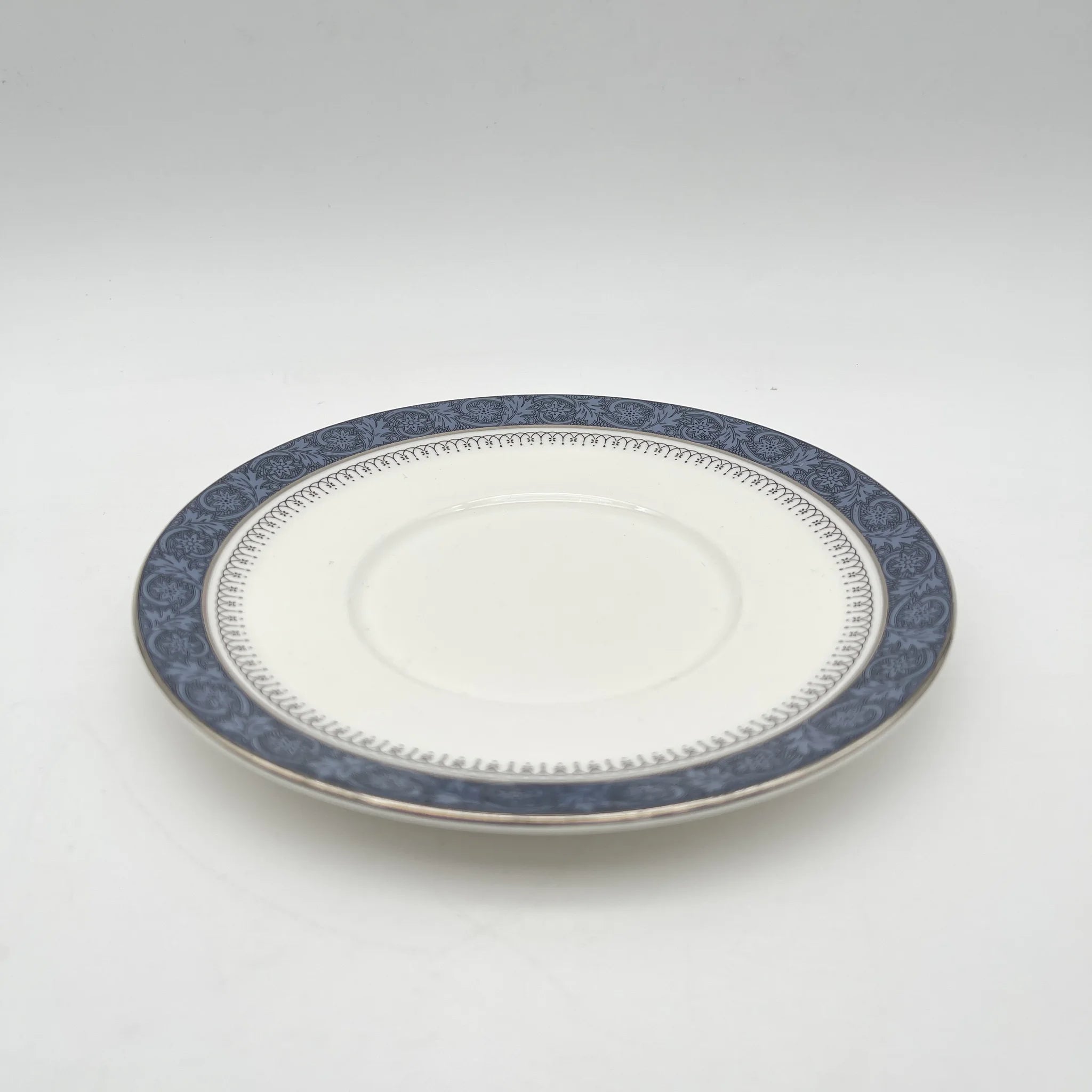 【复古】甜点盘(中盘)/ Royal Doulton(皇家道尔顿)/ Sherbrooke / 1970-1990年代/ Fine Bone China /英国 /银彩,阿坎萨斯,花纲