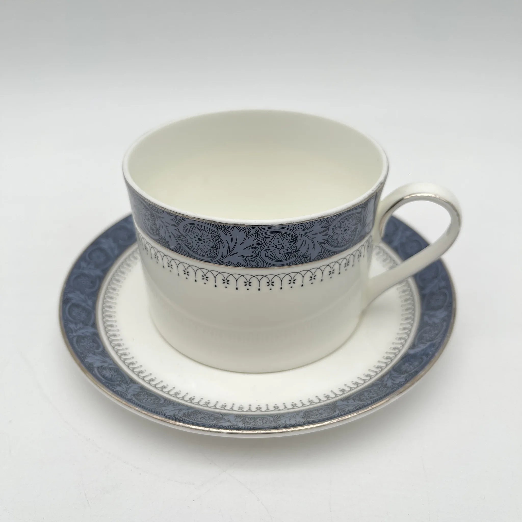 【复古】牛奶咖啡杯&茶托/ Royal Doulton(皇家道尔顿)/ Sherbrooke / 1970-1990年代/ Fine Bone China /英国 /银彩,阿坎萨斯,花纲