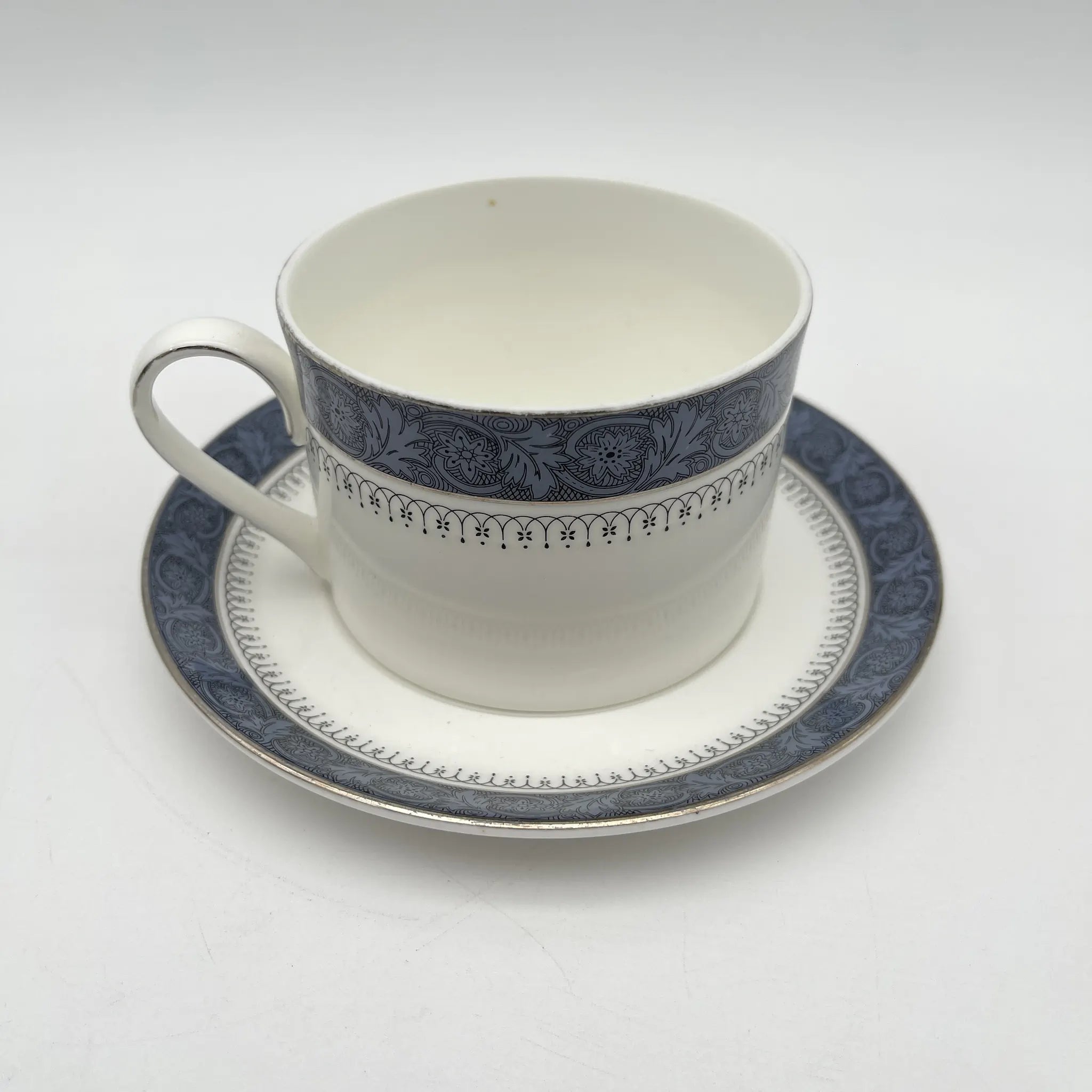 【复古】牛奶咖啡杯&茶托/ Royal Doulton(皇家道尔顿)/ Sherbrooke / 1970-1990年代/ Fine Bone China /英国 /银彩,阿坎萨斯,花纲