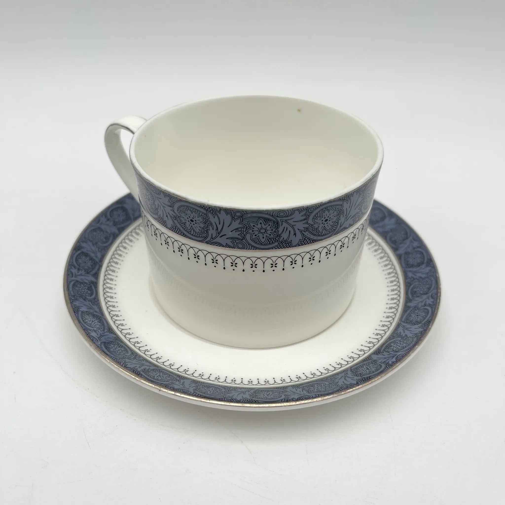 【复古】牛奶咖啡杯&茶托/ Royal Doulton(皇家道尔顿)/ Sherbrooke / 1970-1990年代/ Fine Bone China /英国 /银彩,阿坎萨斯,花纲
