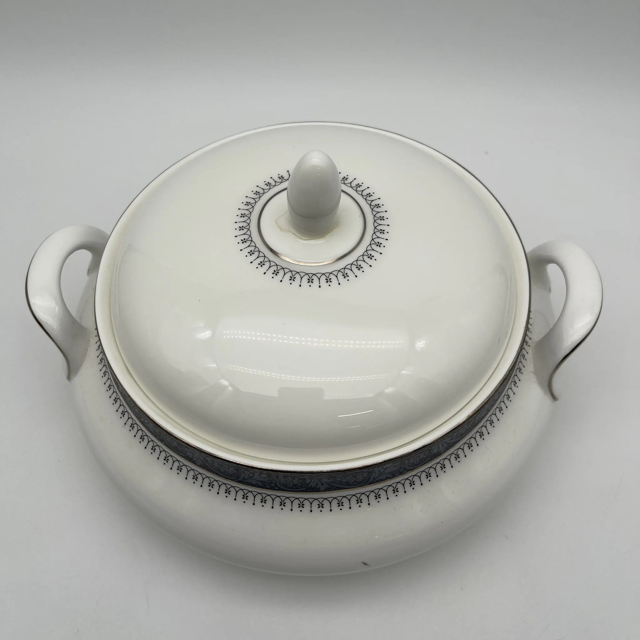 【复古】supierre / Royal Doulton / Sherbrooke / 1970-1990年代/ Fine Bone China / 英格兰/银彩,阿坎萨斯,节日(花纲)