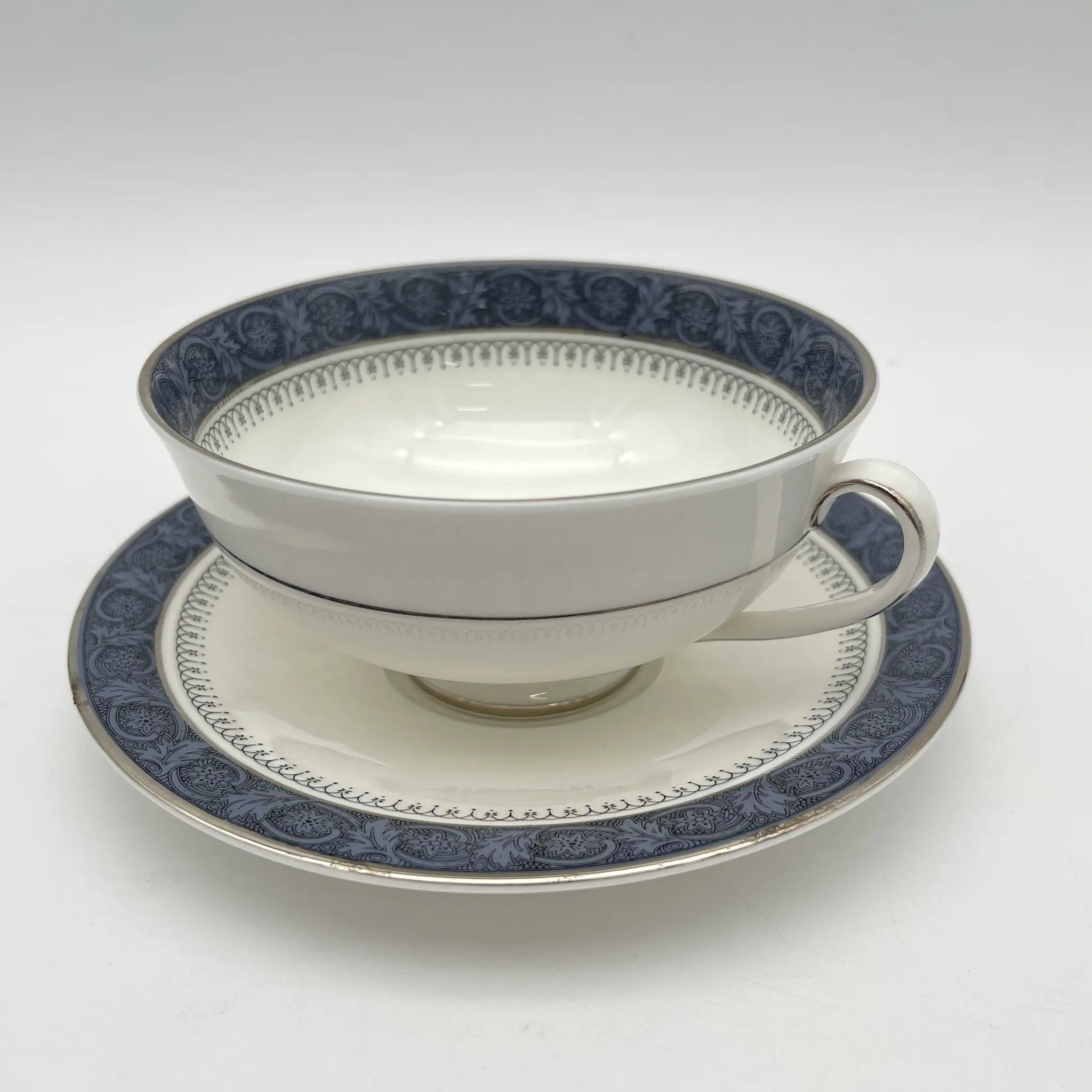 【复古】汤杯&茶托2p / Royal Doulton(皇家道尔顿)/ Sherbrooke / 1970-1990年代/ Fine Bone China /英国 /银彩,阿坎萨斯,花纲
