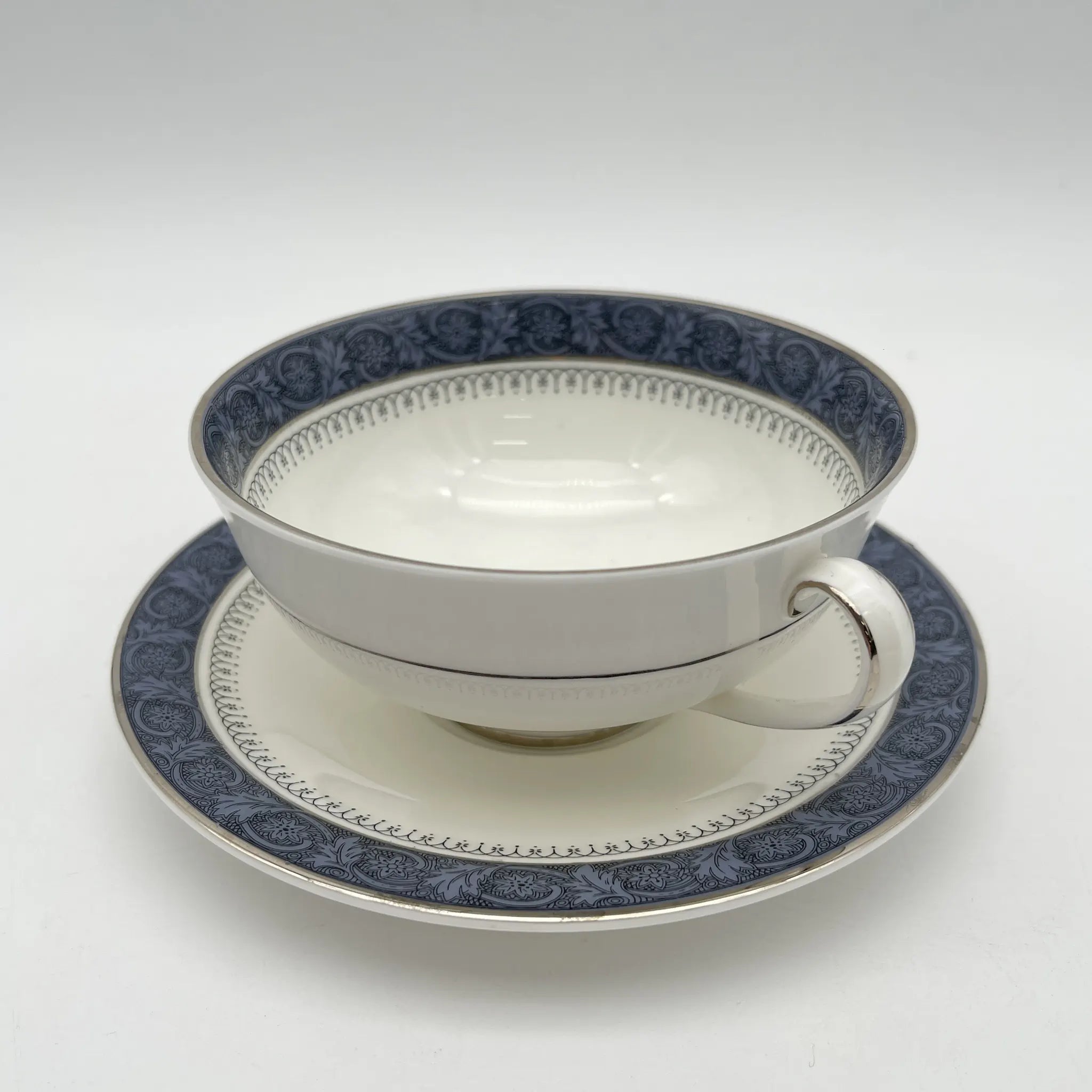 【复古】汤杯&茶托2p / Royal Doulton(皇家道尔顿)/ Sherbrooke / 1970-1990年代/ Fine Bone China /英国 /银彩,阿坎萨斯,花纲