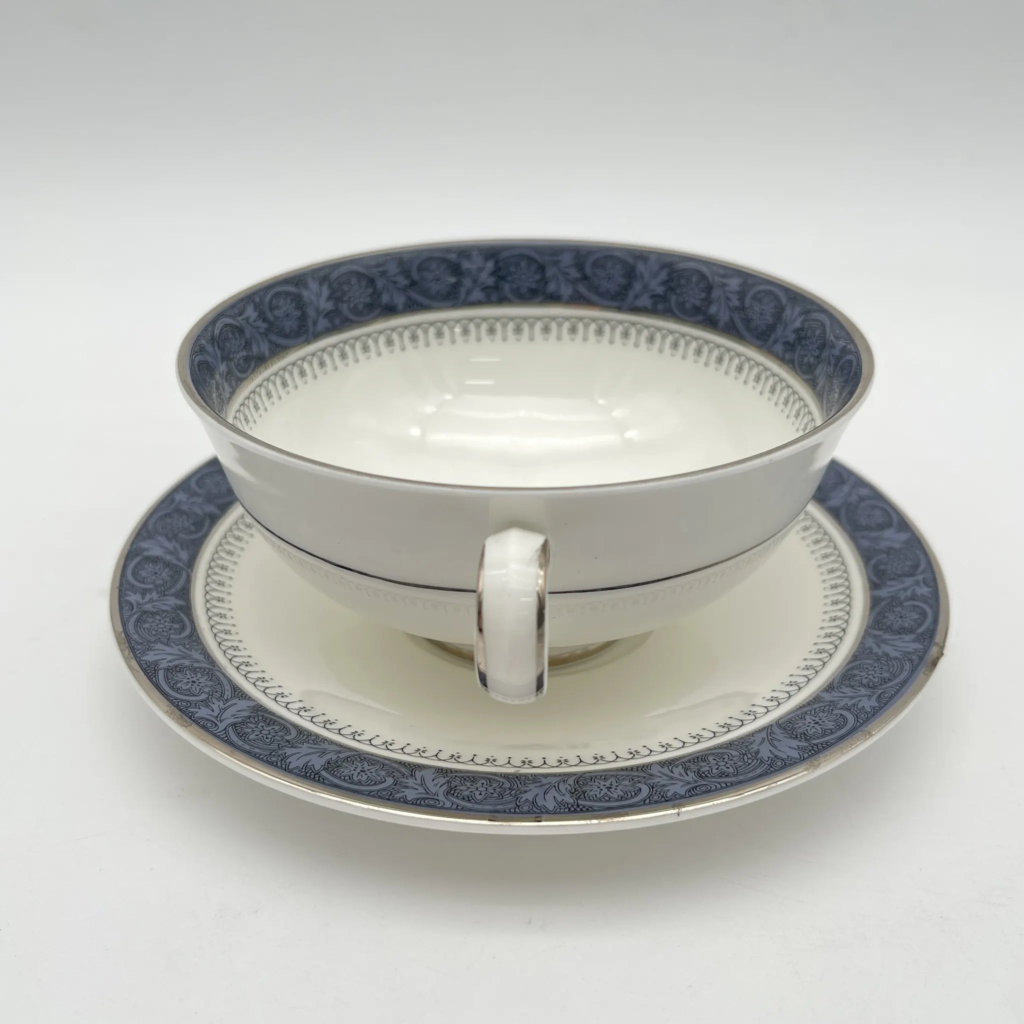 【复古】汤杯&茶托2p / Royal Doulton(皇家道尔顿)/ Sherbrooke / 1970-1990年代/ Fine Bone China /英国 /银彩,阿坎萨斯,花纲