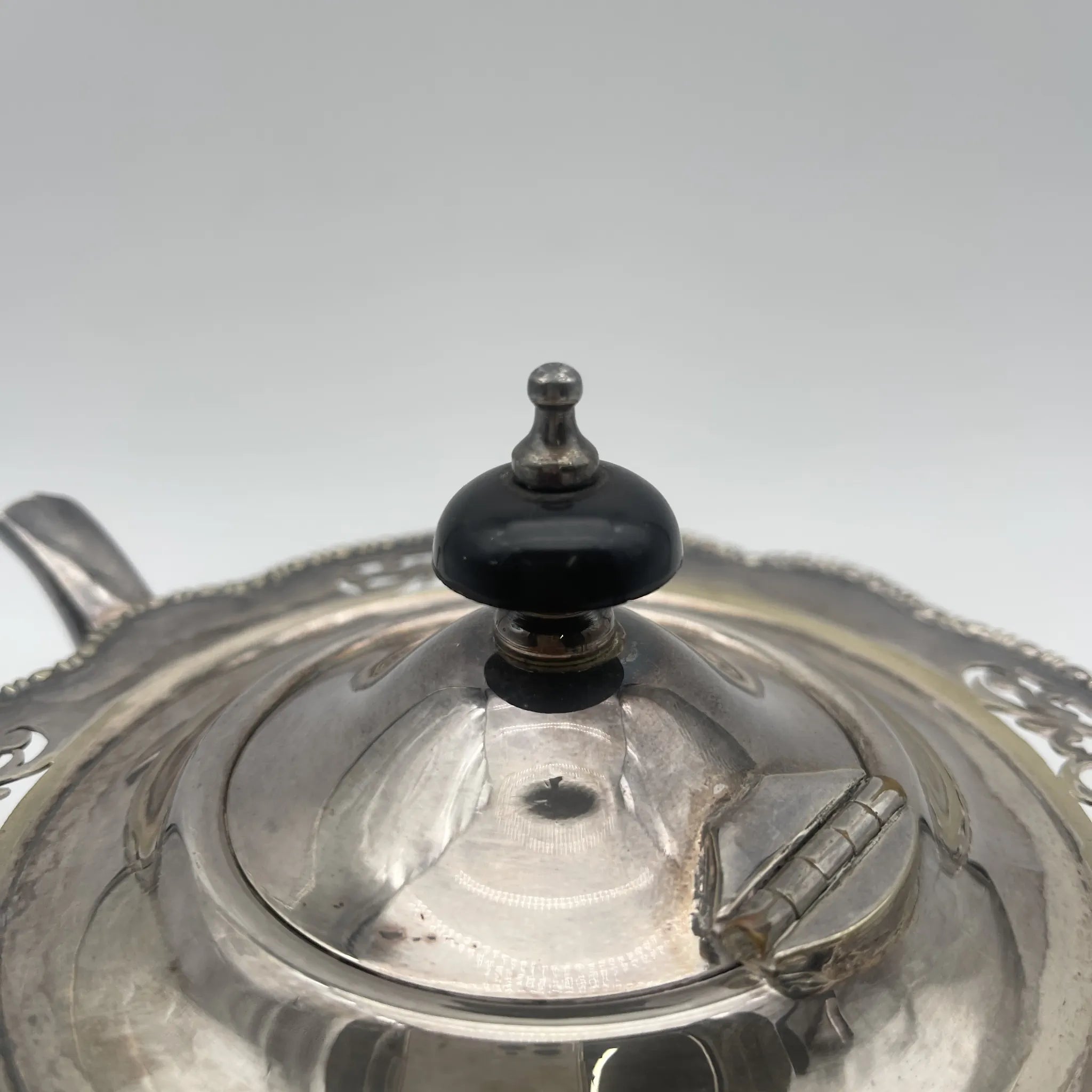 【古董】茶壶/估计20c初/银板/英国/ EPNS,带腿,镂空雕刻