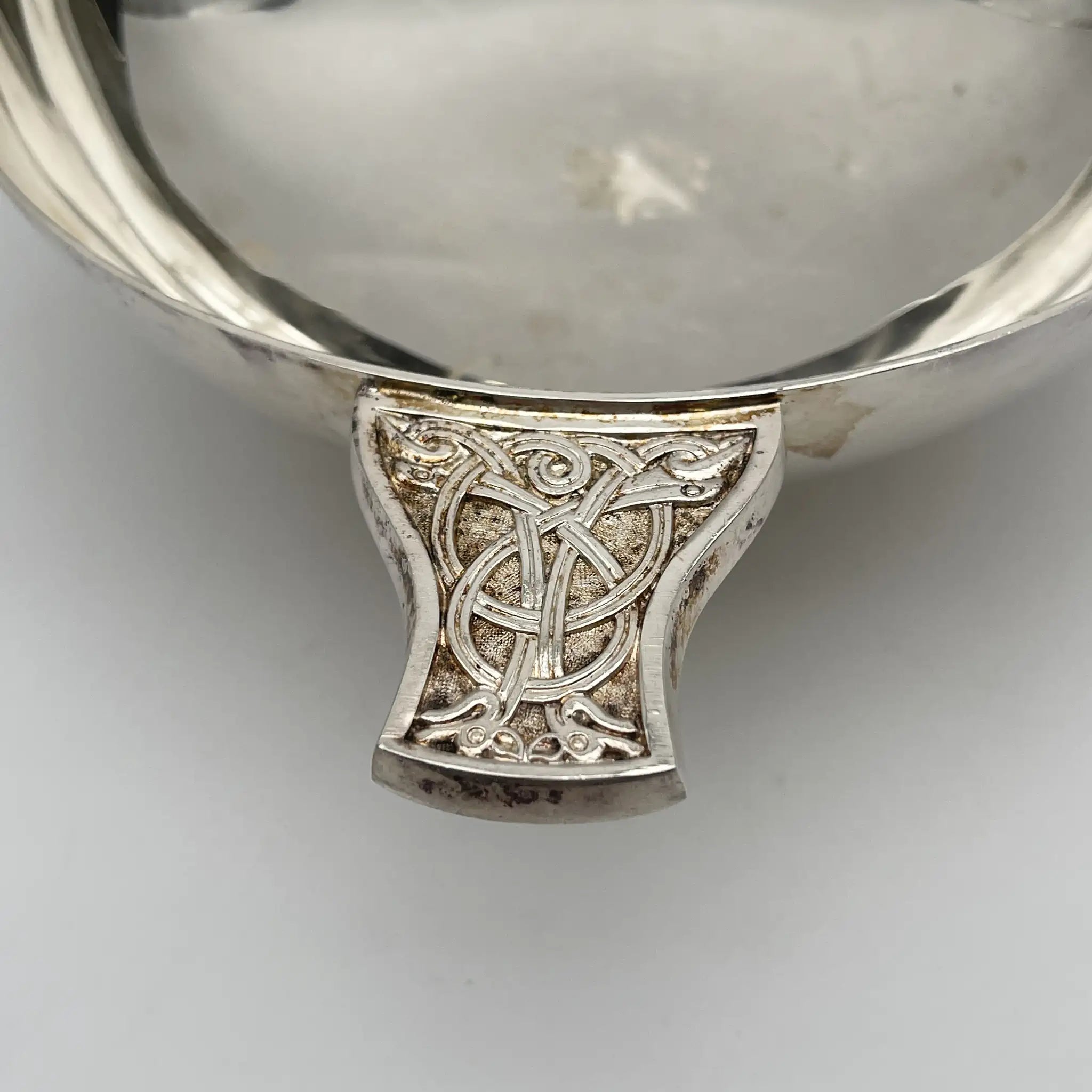 【葡萄酒】Quaich(杯/威士忌杯)/ The Quaich (Quaich) /估计20c中期/银盘/英国/带耳,凯尔特图案