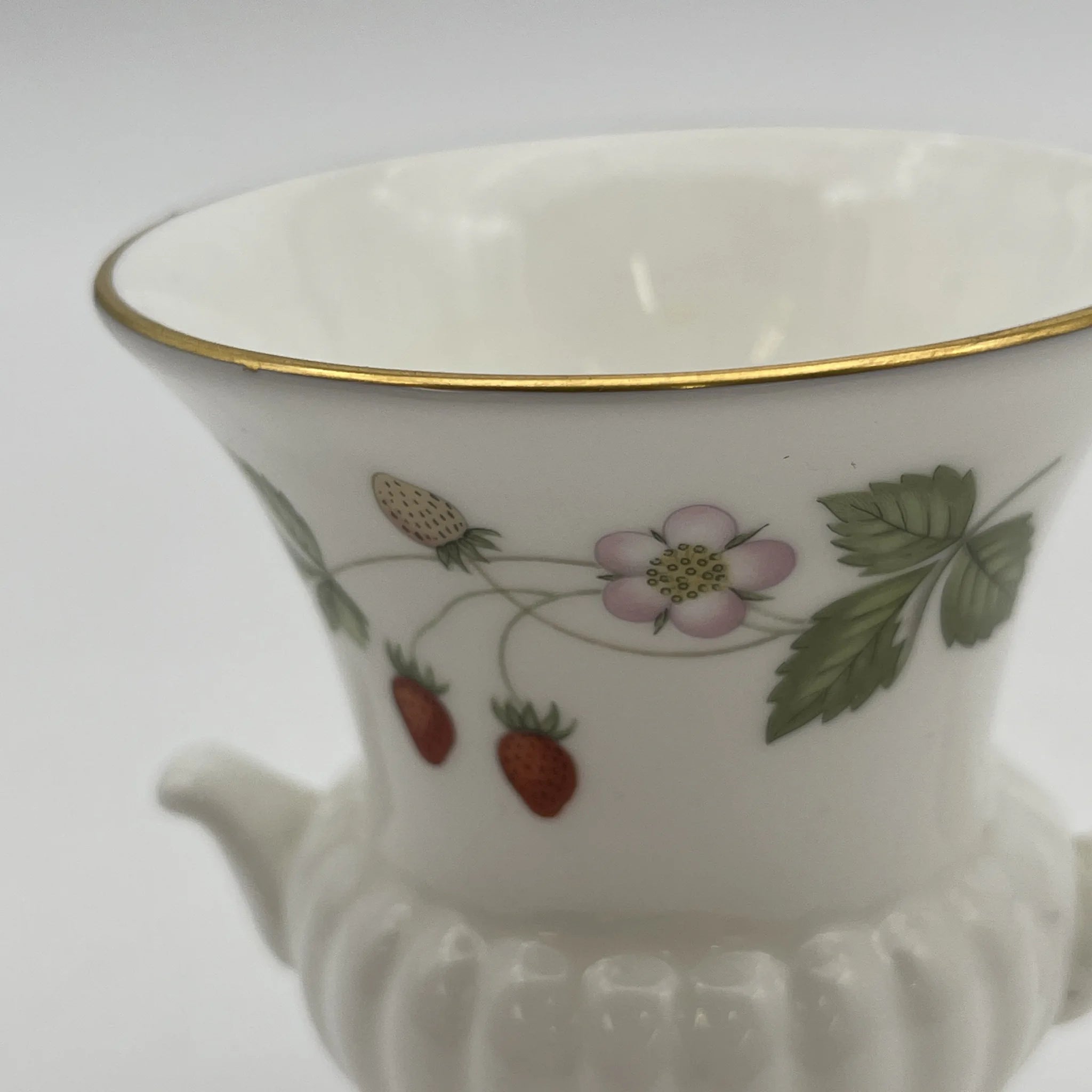 【リユース】 ミニチュア・ベース (花瓶) / Wedgewood / Wild Strawberry / 推定1990s / Bone China / イギリス / ボタニカルアート