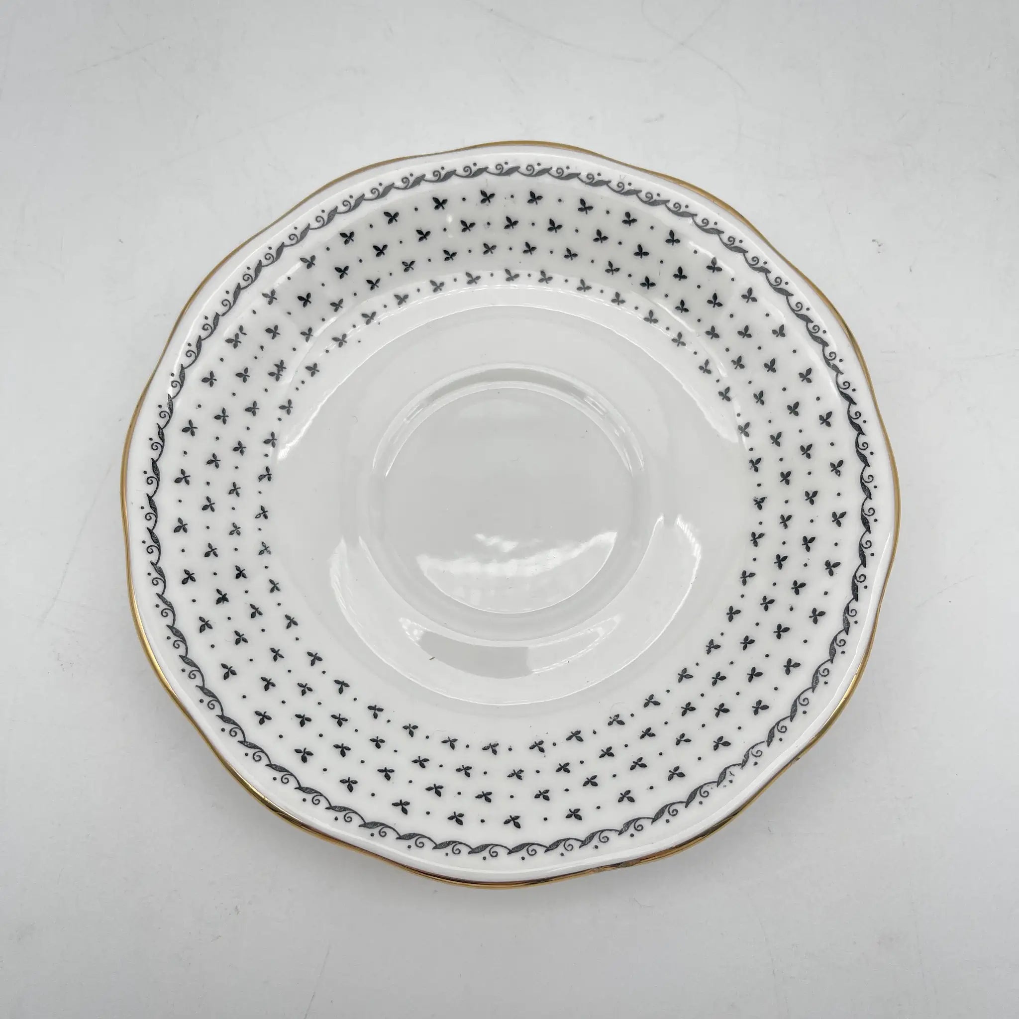 【复古】三重奏(c&s +甜点盘)2p / Queen Anne / Georgian /估计20c中期/ Fine Bone China /英国