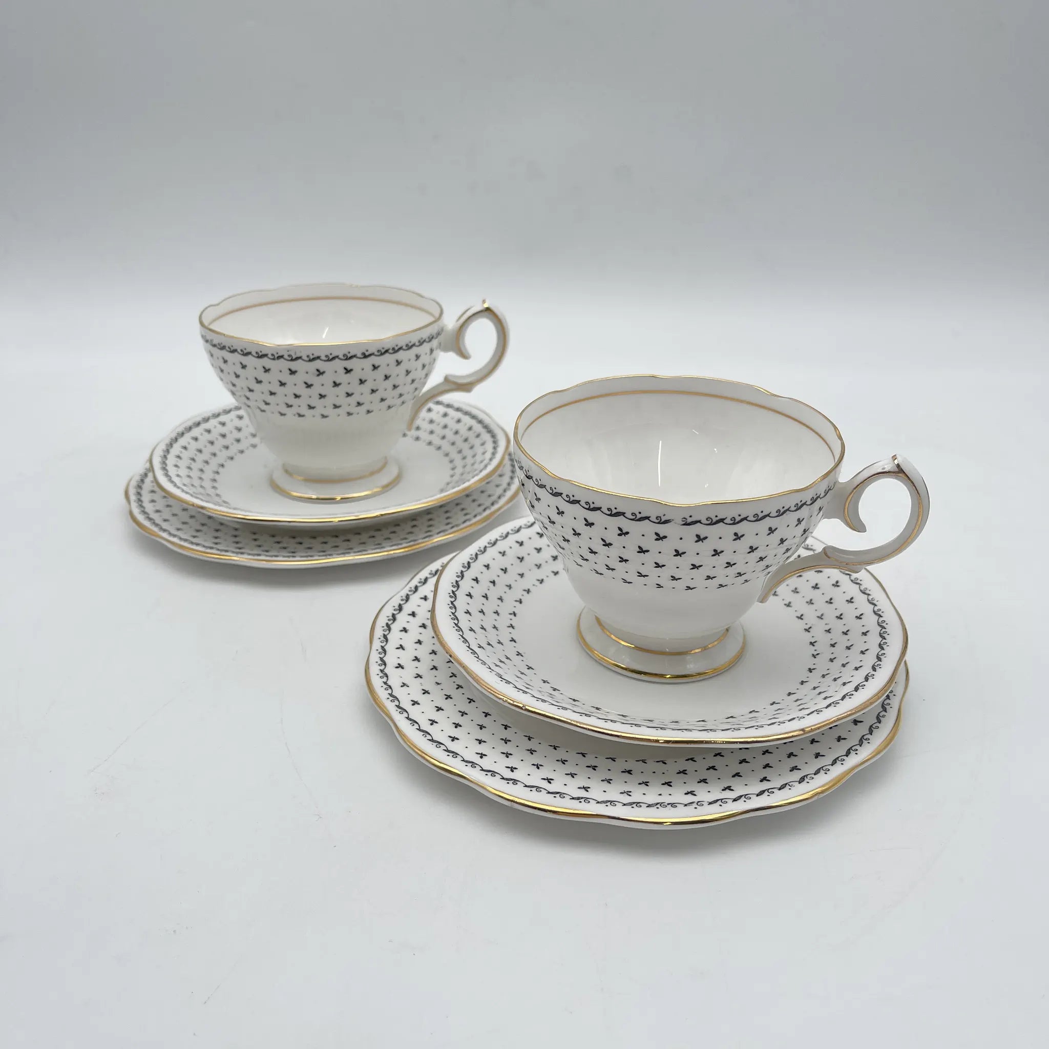 【ビンテージ】 トリオ(C&S+デザートプレート)2P / Queen Anne / Georgian / 推定20C中期 / Fine Bone China / イギリス