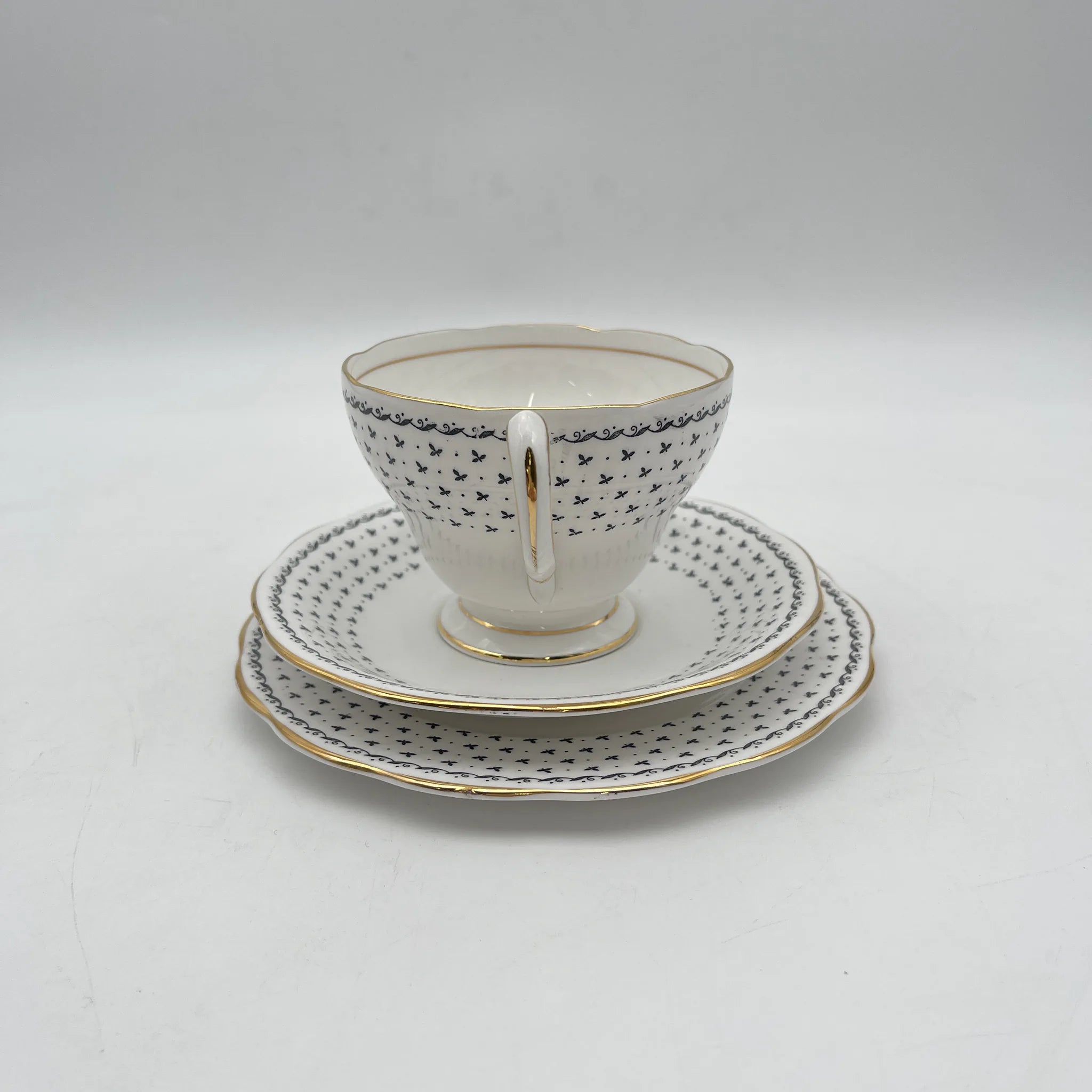【复古】三重奏(c&s +甜点盘)2p / Queen Anne / Georgian /估计20c中期/ Fine Bone China /英国