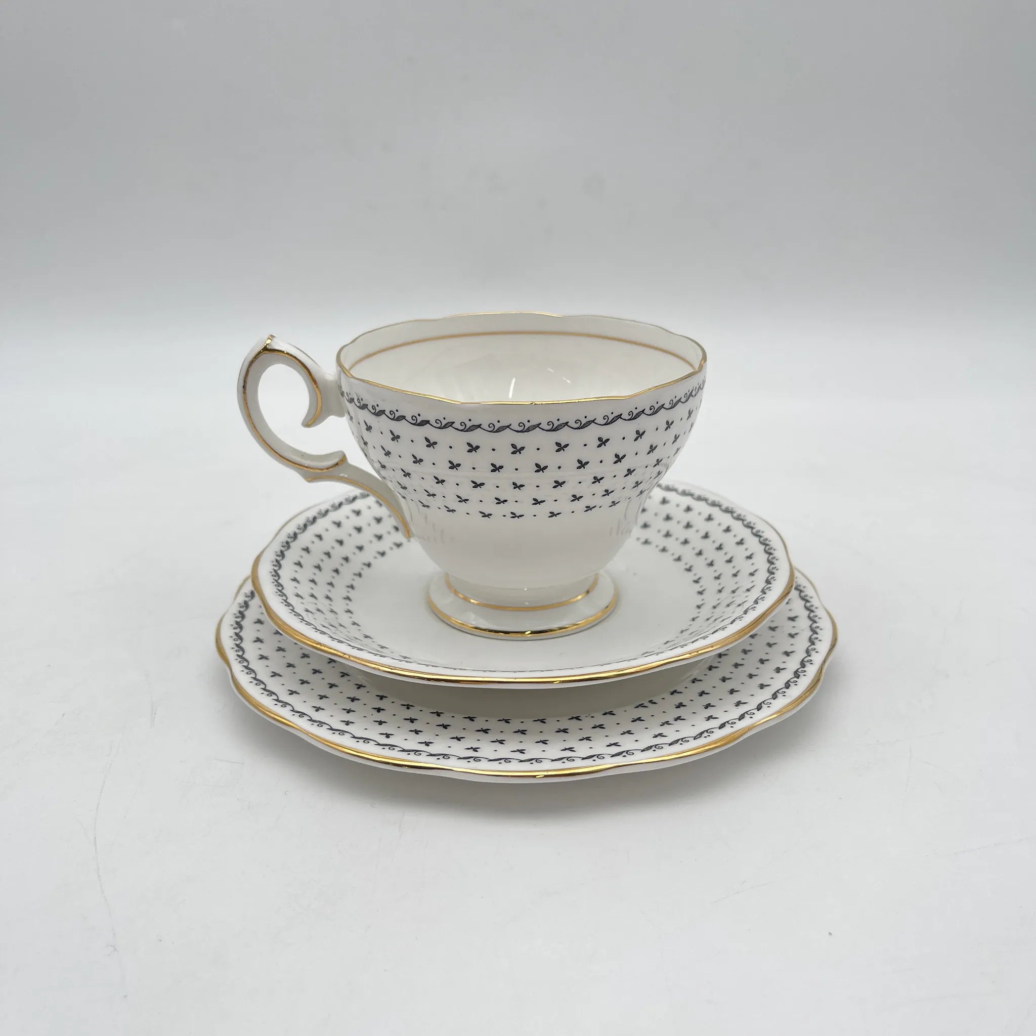 【复古】三重奏(c&s +甜点盘)2p / Queen Anne / Georgian /估计20c中期/ Fine Bone China /英国