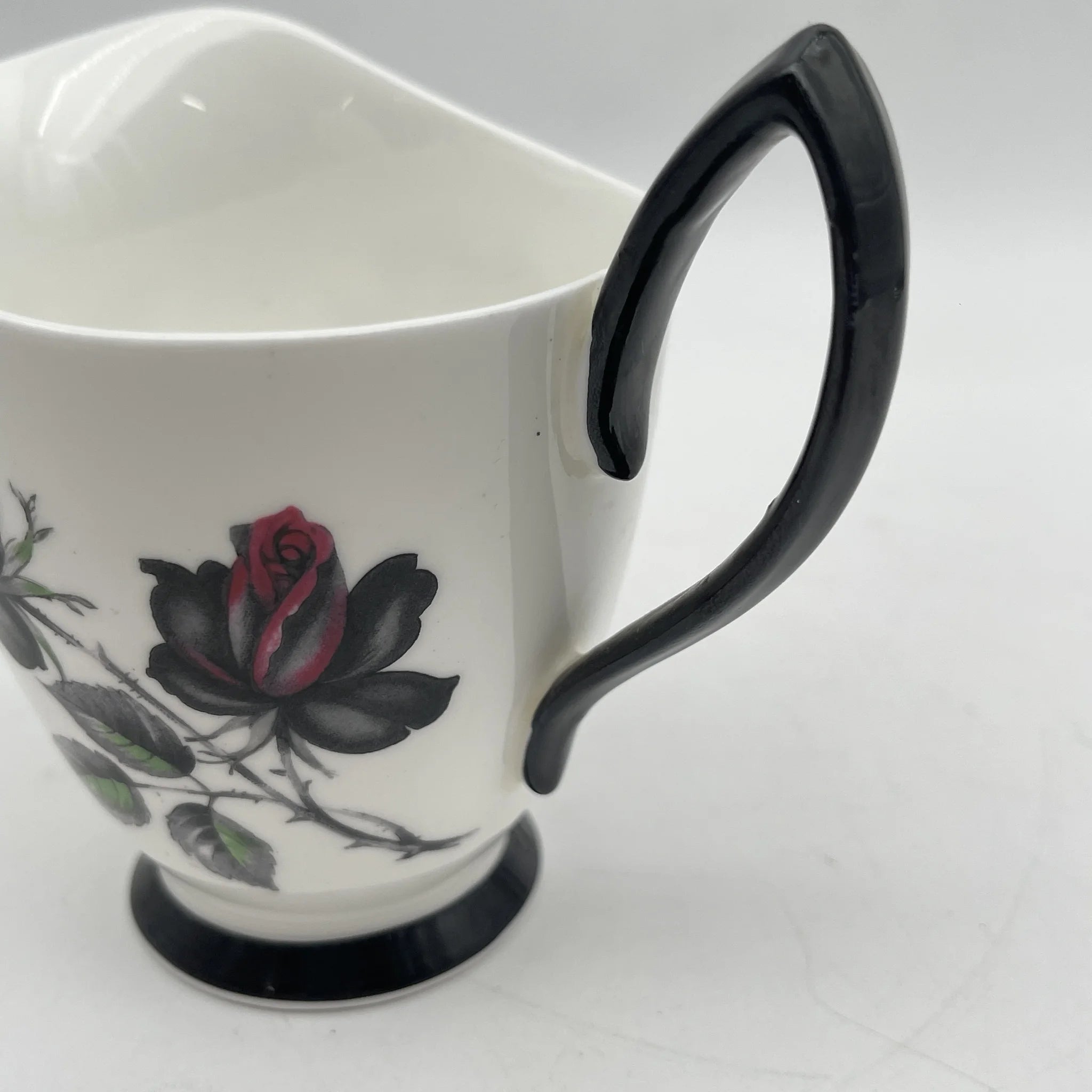 【复古】奶油/ Royal Albert / Masquerade /估计20c中期/ Bone China /英国/黑玫瑰