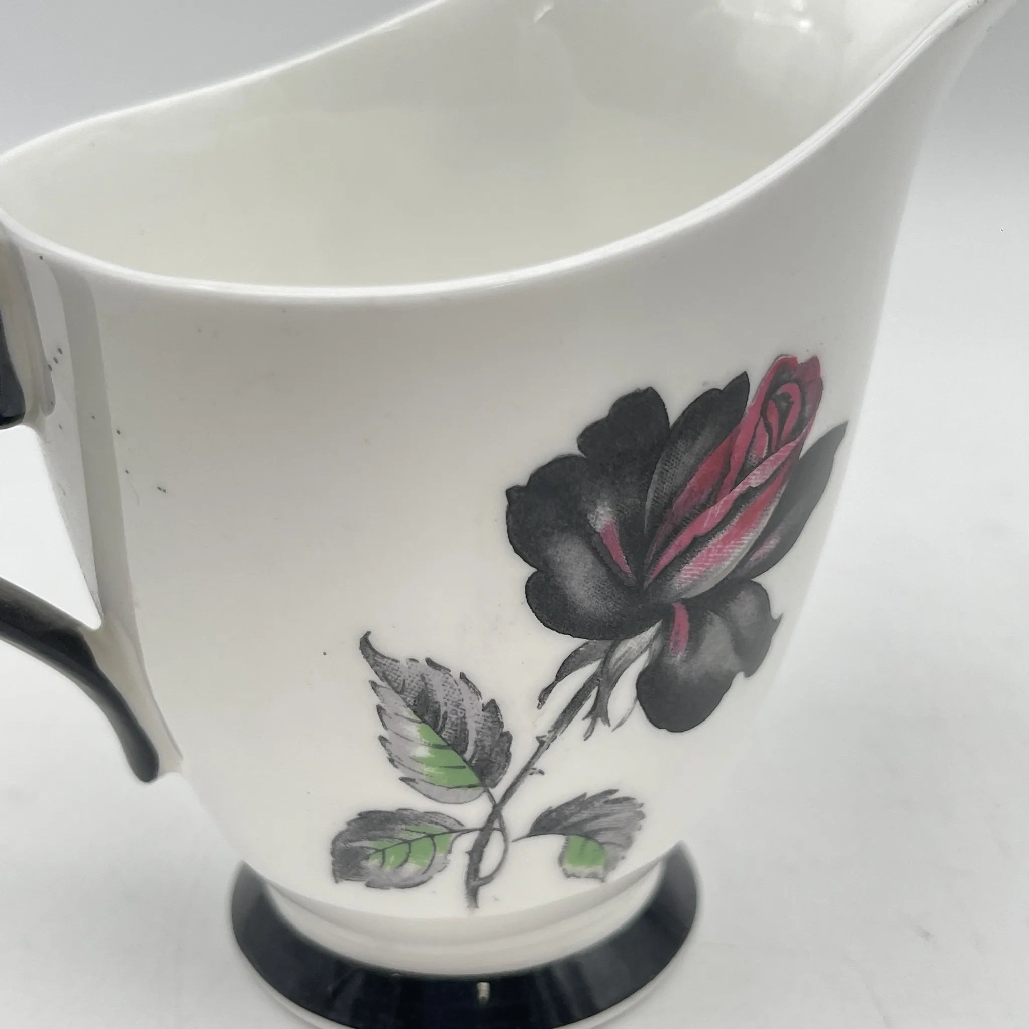 【复古】奶油/ Royal Albert / Masquerade /估计20c中期/ Bone China /英国/黑玫瑰