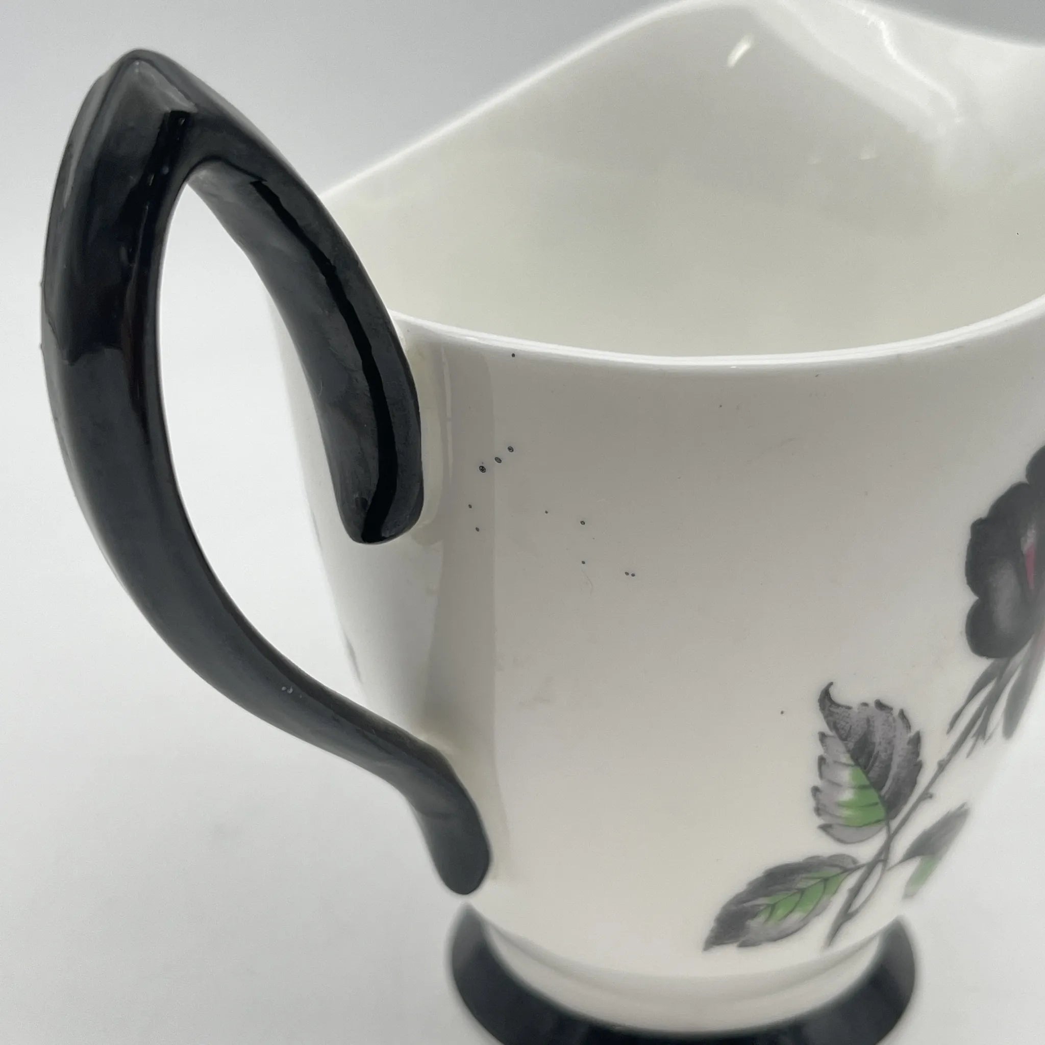 【复古】奶油/ Royal Albert / Masquerade /估计20c中期/ Bone China /英国/黑玫瑰