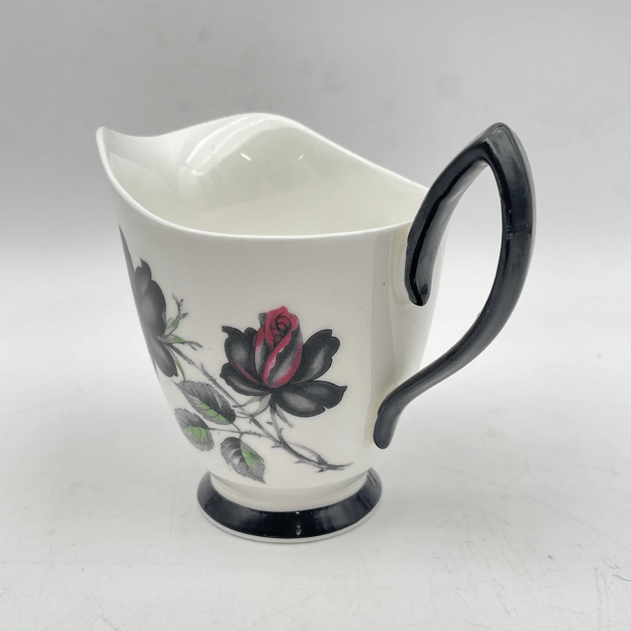 【复古】奶油/ Royal Albert / Masquerade /估计20c中期/ Bone China /英国/黑玫瑰