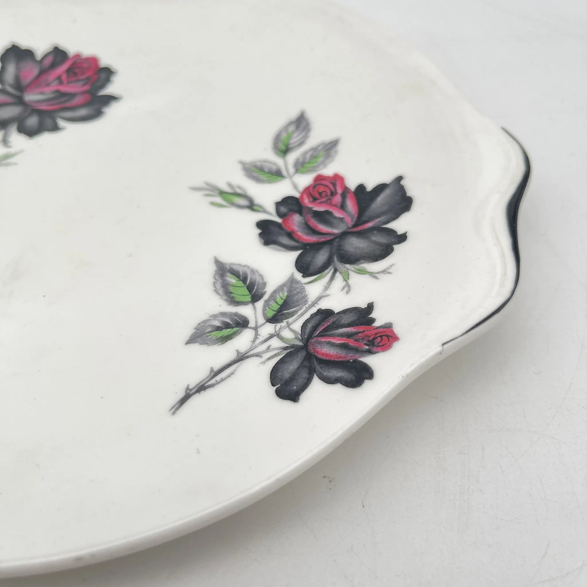 【复古】晚餐盘(主盘)/ Royal Albert / Masquerade /估计20c中期/ Bone China /英国/黑玫瑰