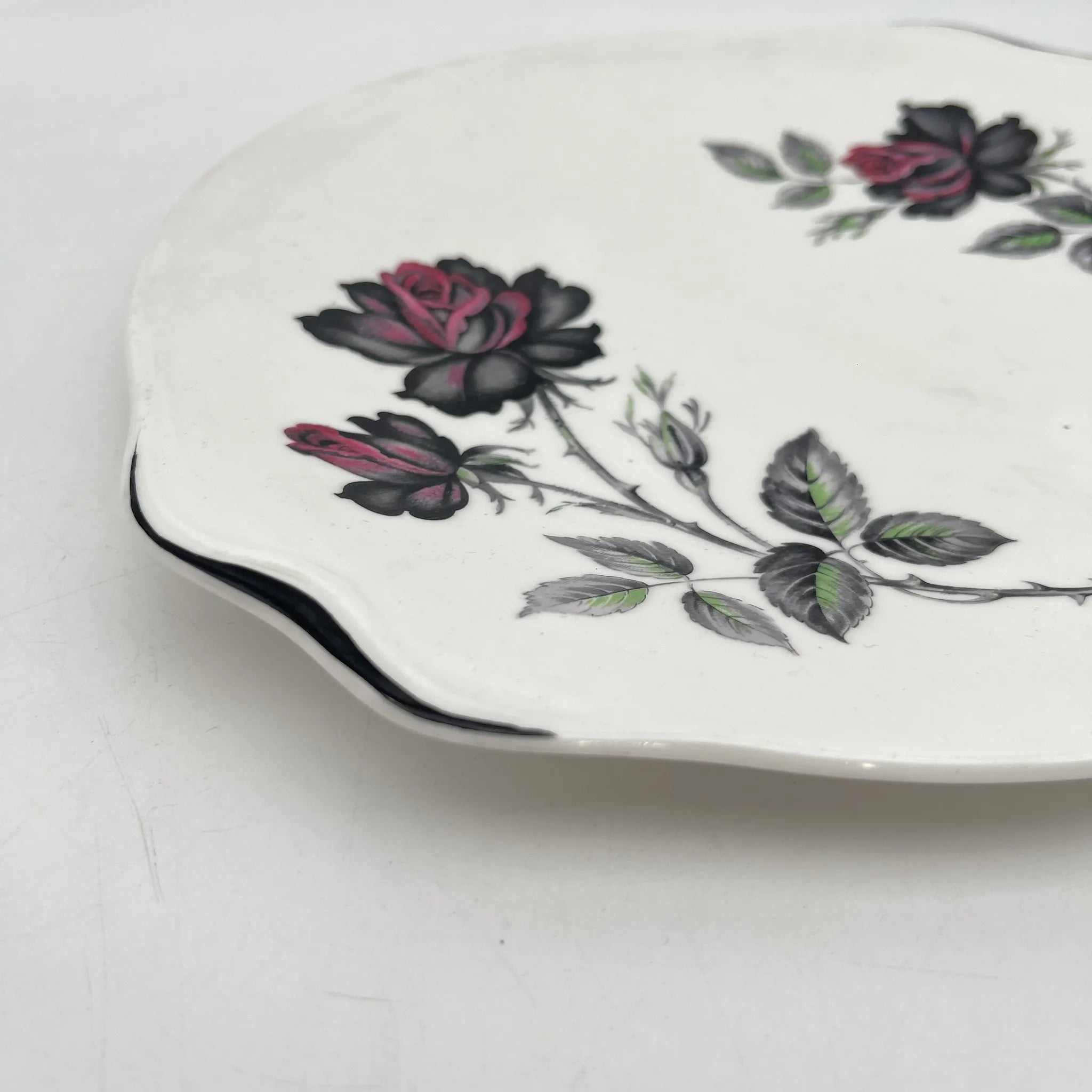 【复古】晚餐盘(主盘)/ Royal Albert / Masquerade /估计20c中期/ Bone China /英国/黑玫瑰