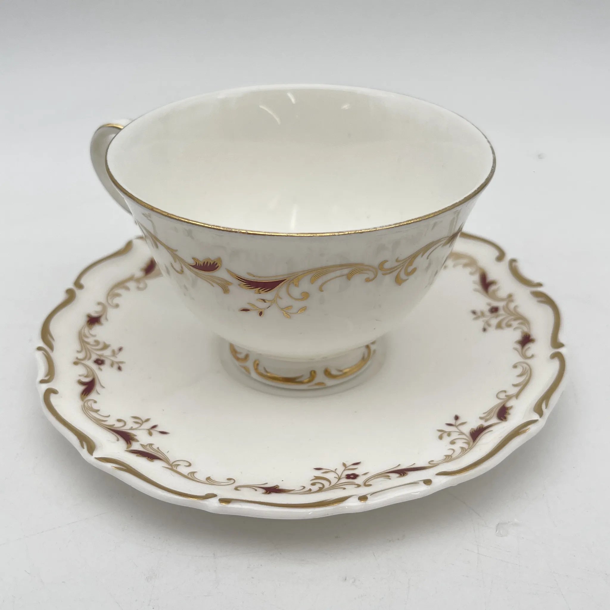 【复古】杯和碟子/ Royal Doulton / Strasbourg /估计20c中期/ Fine Bone China /英国/ scalp边缘,滚动