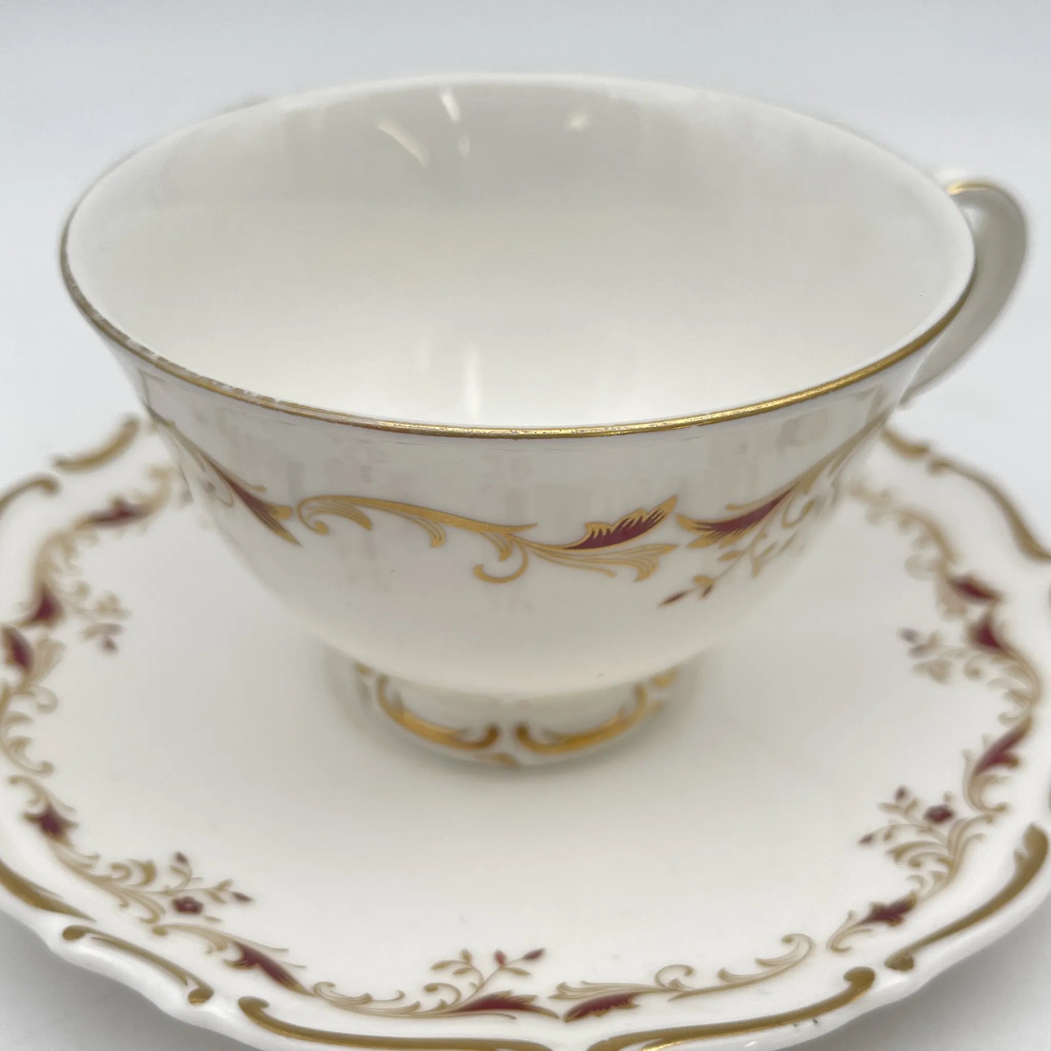 【复古】杯和碟子/ Royal Doulton / Strasbourg /估计20c中期/ Fine Bone China /英国/ scalp边缘,滚动