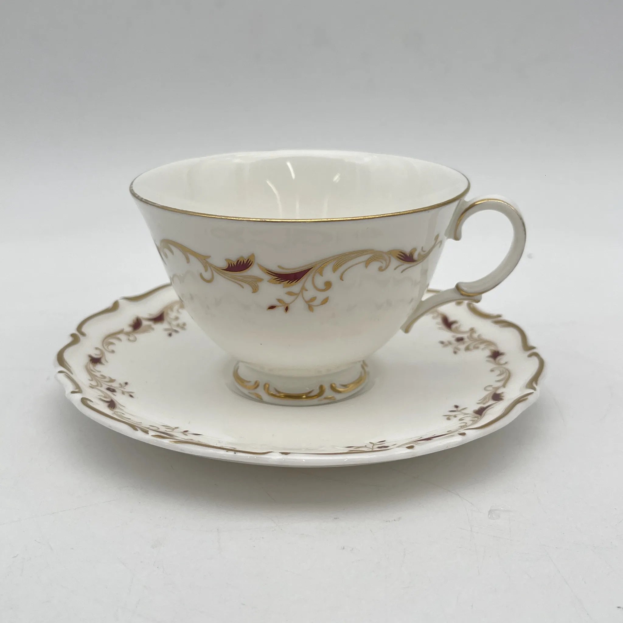 【复古】杯和碟子/ Royal Doulton / Strasbourg /估计20c中期/ Fine Bone China /英国/ scalp边缘,滚动