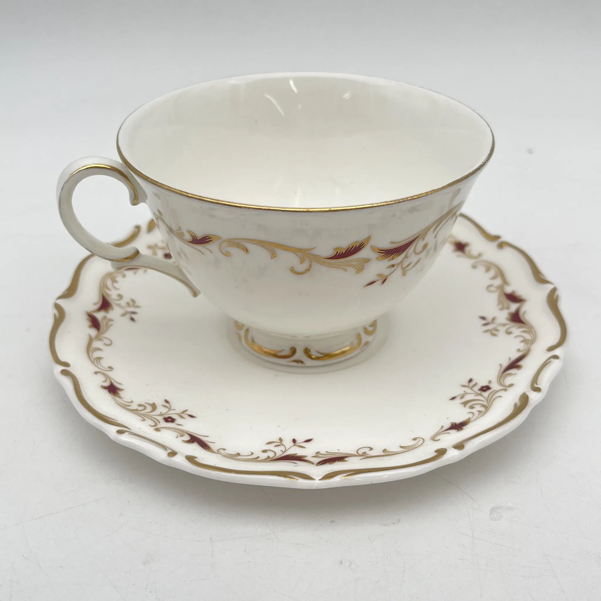 【复古】杯和碟子/ Royal Doulton / Strasbourg /估计20c中期/ Fine Bone China /英国/ scalp边缘,滚动