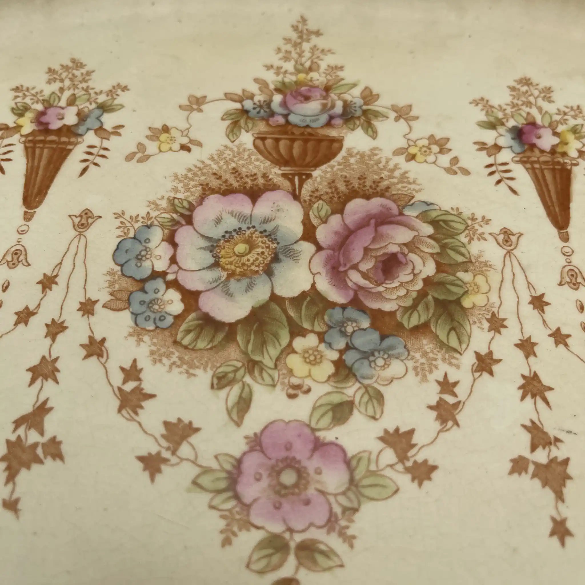 【アンティーク】 サービングプレート (大皿) / Crown Devon (クラウンデボン) / Spring / 1910年代 / 陶器 / イギリス / 銅板転写, 手彩色 金彩