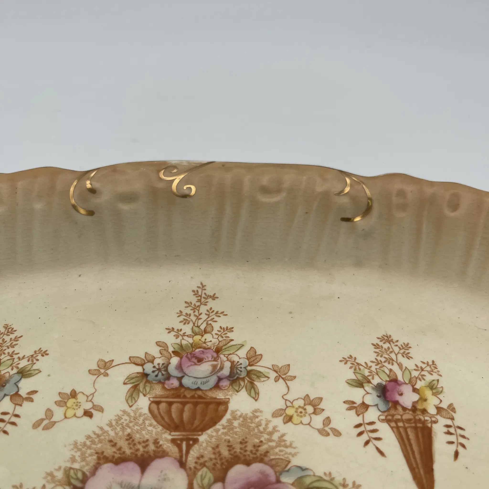 【アンティーク】 サービングプレート (大皿) / Crown Devon (クラウンデボン) / Spring / 1910年代 / 陶器 / イギリス / 銅板転写, 手彩色 金彩